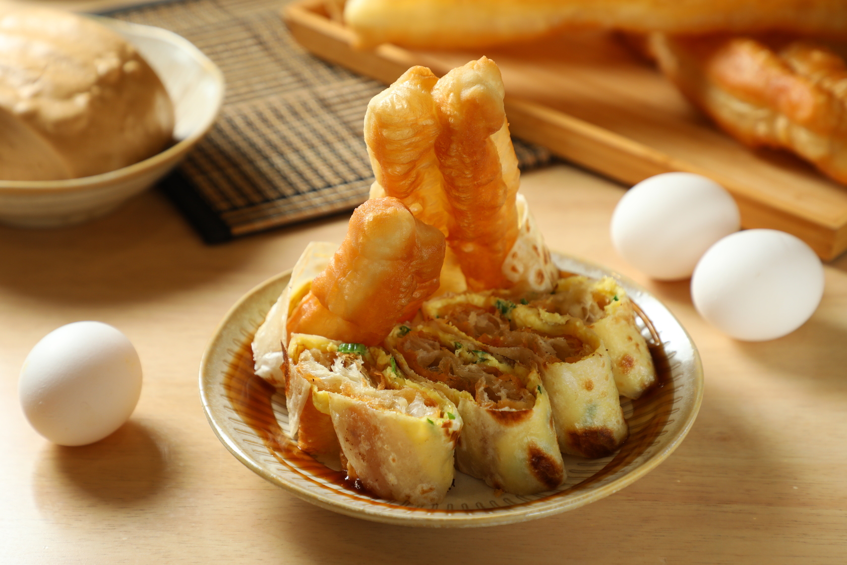 原味蛋餅吃得到傳統滋味，刻意加大加粗的油條增加飽足感。（蛋餅加油條60元／份）