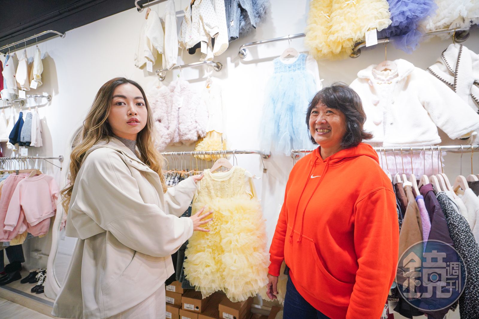 夫家是童裝老字號，吳珮瑄（左）開店創業壓力頗大。給予意見也給支持的婆婆（右），偶會來幫忙打氣，她覺得媳婦已做得很不錯了。