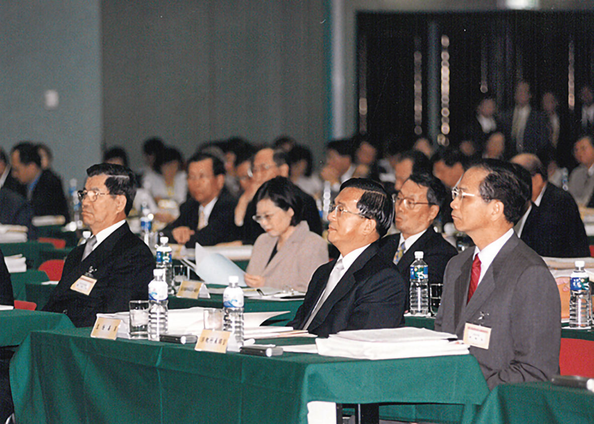 2001年，時任總統陳水扁赴國際會議中心參加經濟發展諮詢委員會議開幕典禮致詞。（外交部提供）