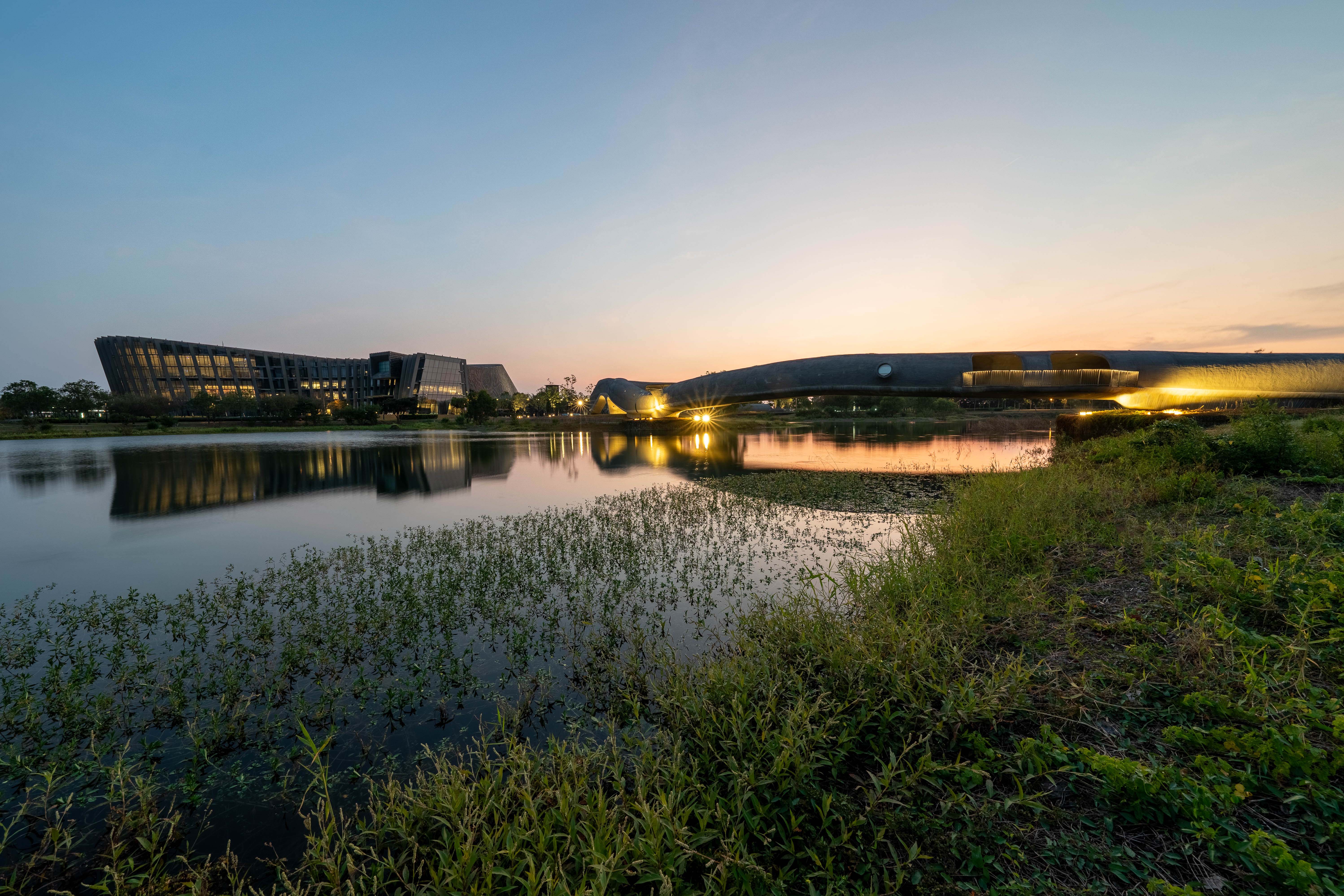 故宮南院「覽月橋」橫越湖面、跨度約60公尺，完全騰空無落柱，完全展現建築工程力與美。（陳冠帆提供）