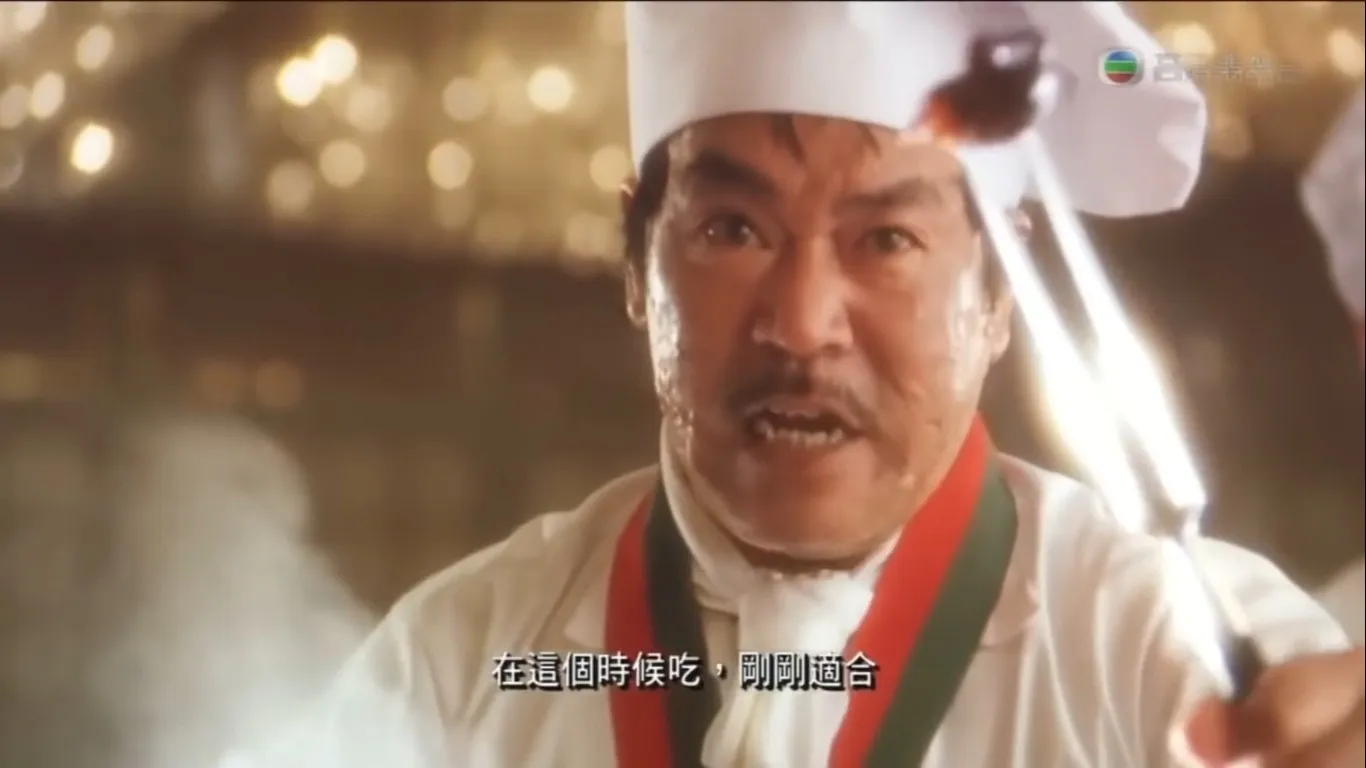 在周星馳電影《食神》中飾演「楊師傅」的陳志成，片中因為太醜而被判定落敗。（網路圖片）