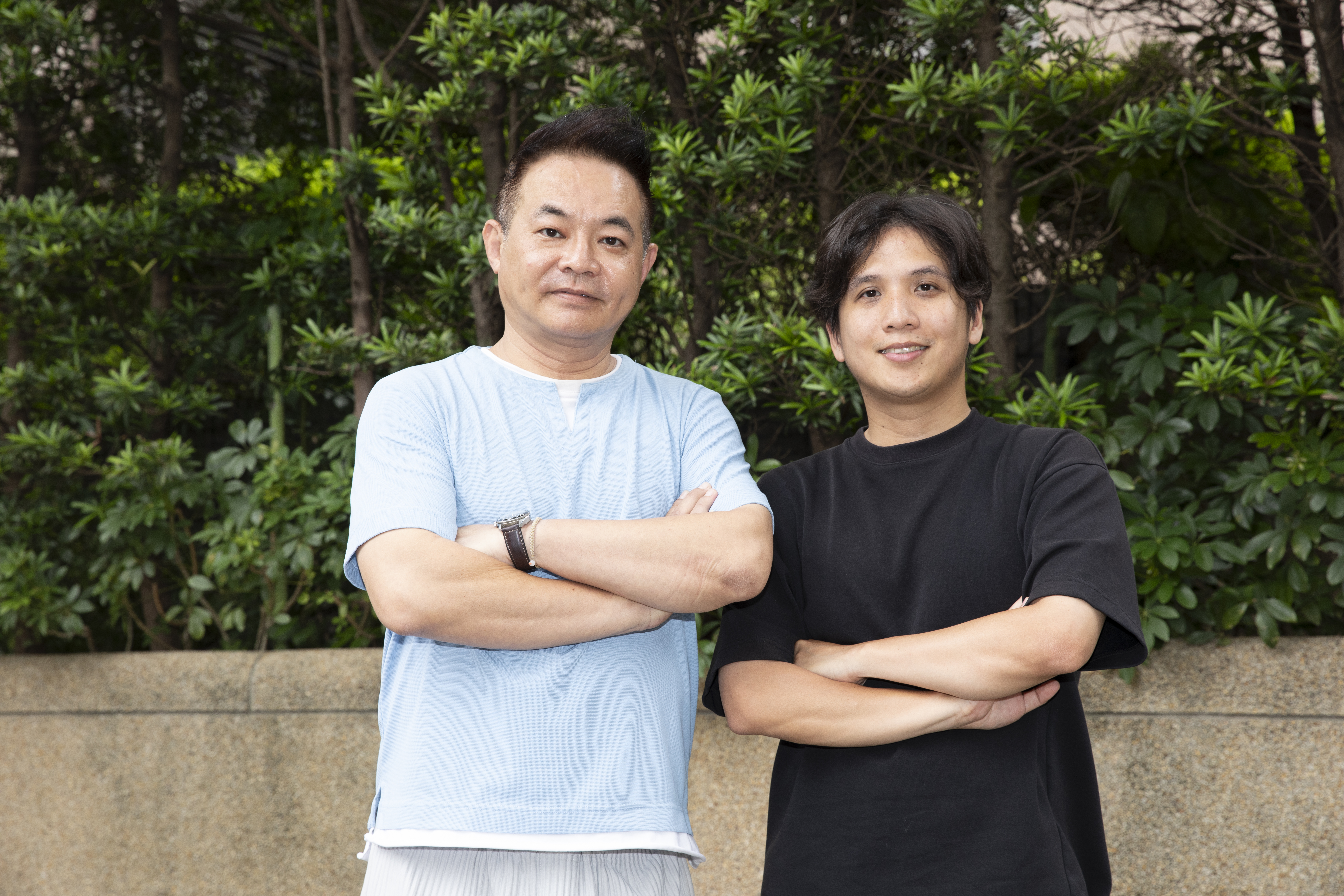 監製鄒介中（左）、導演洪子烜（右）率領劇組突破高技術門檻， 展現台灣製作大規模類型電影的實力。