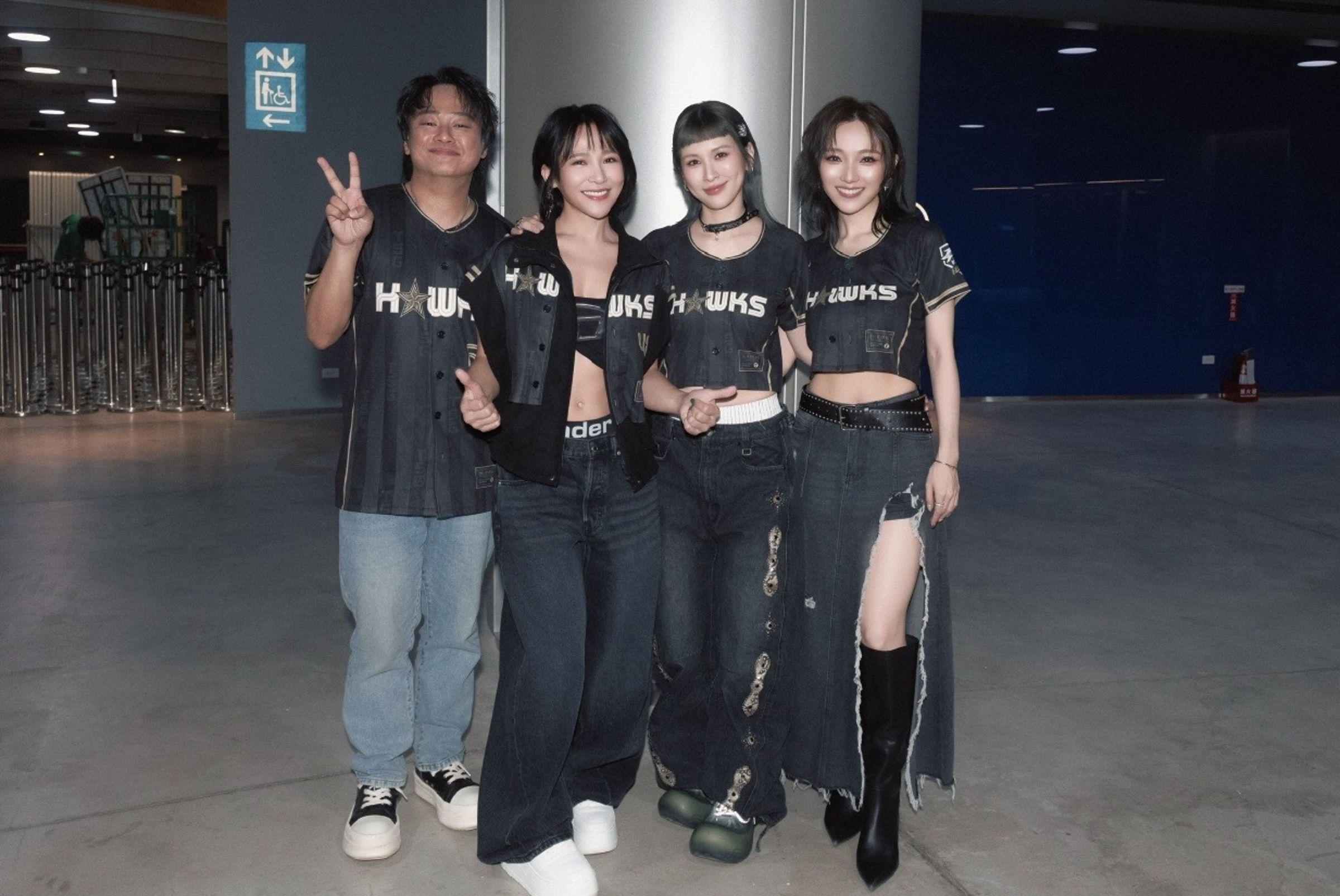 梁文音(左二)與魏如昀(右二)、賴銘偉(左)及閻奕格等一同獻唱。(圖/環球音樂提供)