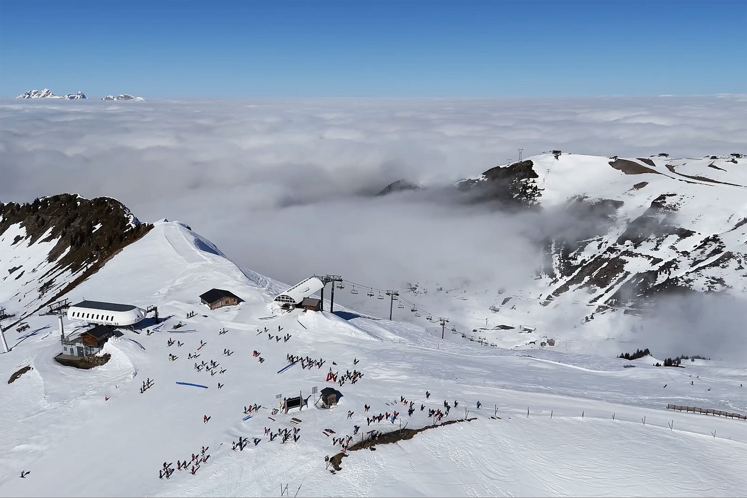 Grand Massif由Flaine、Les Carroz、Morillon、Samoëns及Sixt-Fer-à-Cheval五個風格各異的滑雪場組成的大型滑雪區，擁有高達139條、總長超過265公里的多元雪道，以及62座現代纜車。（滑雪兄妹Will&Hana提供）
