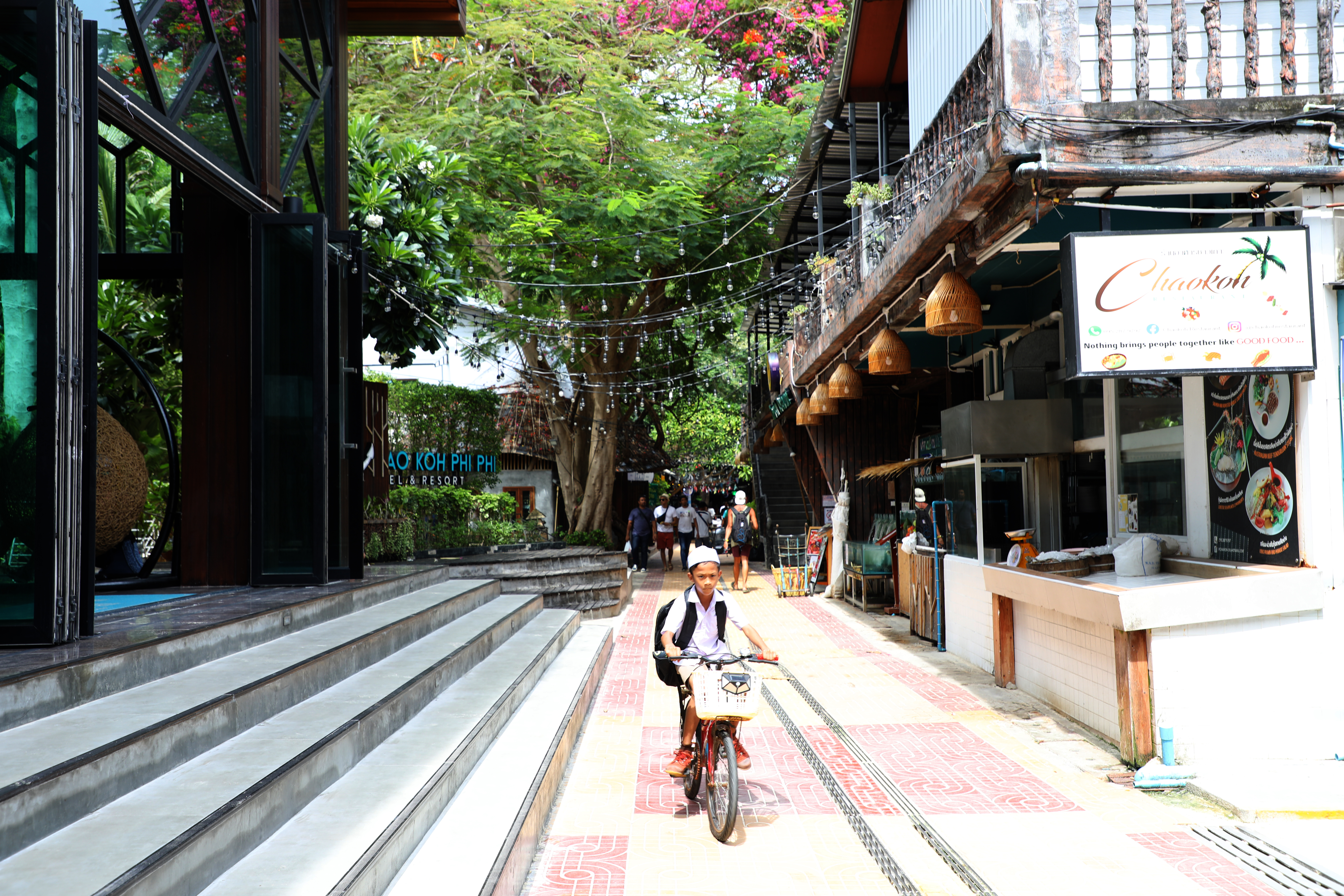 大皮皮島上餐廳、商店林立，剛好能安插午餐行程走走逛逛。