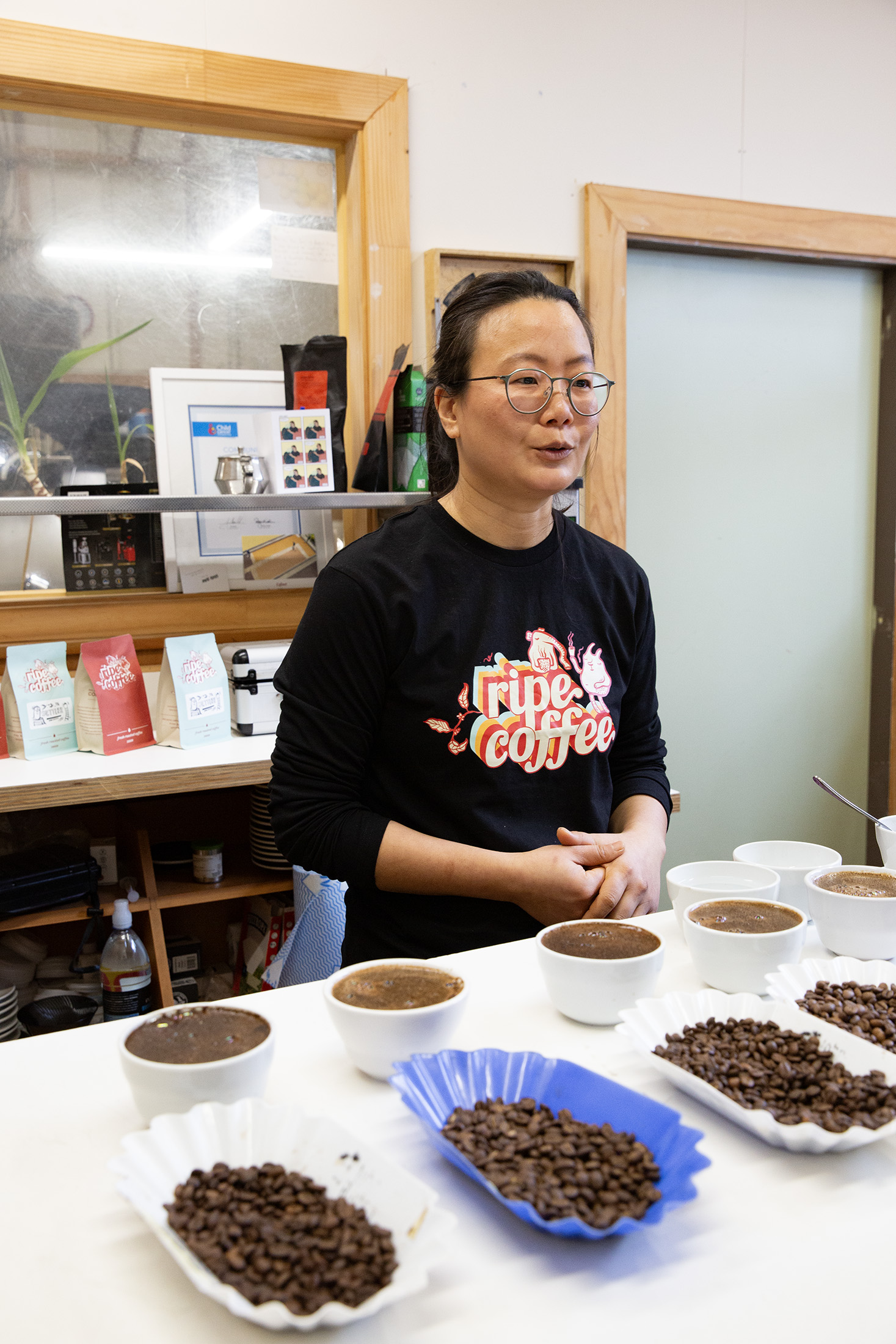 烘豆師Faye來自台灣台中,曾在紐西蘭南島擔任冰川嚮導,後來投入烘豆工作,享受專注研究咖啡風味的日常。