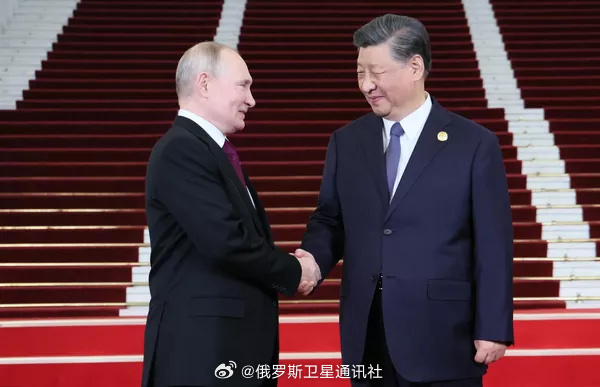 習近平辦一帶一路峰會，普丁讚：他不是臨時工！「俄帝氣勢」輾壓北京全場。（翻自微博）