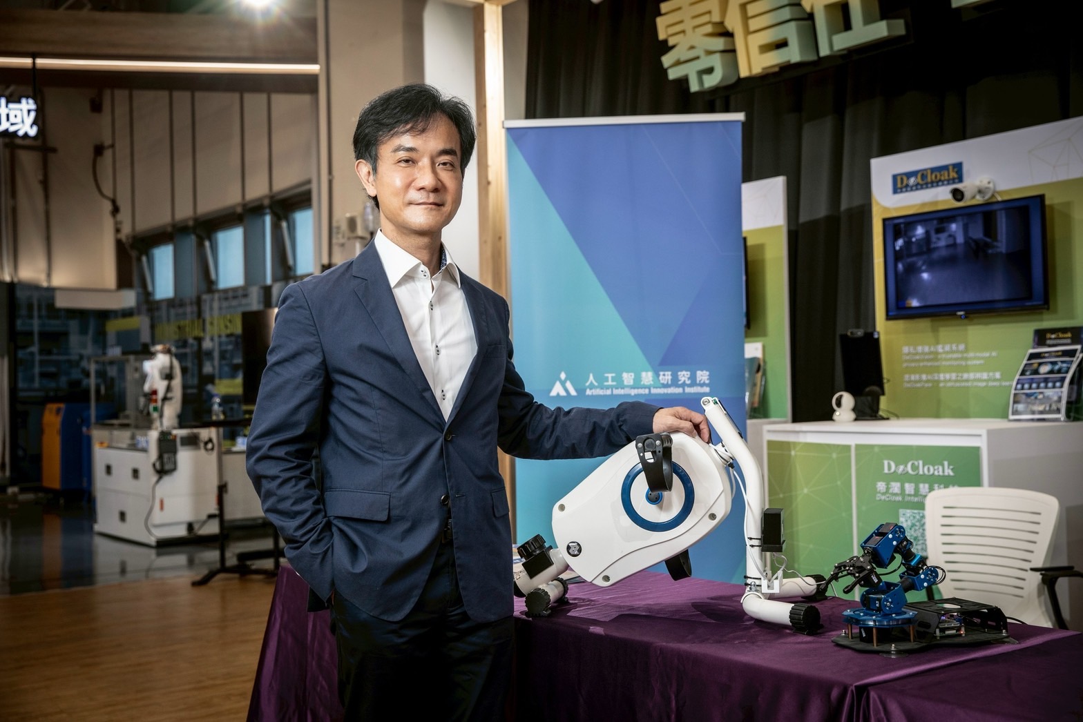 資策會董事長黃仲銘兼具學界及產業背景，上任後力拚AI落地，協助百工百業AI轉型。