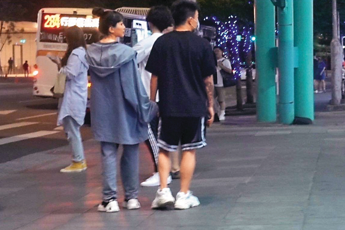 Toyz（右）去年在路上牽手榕榕子（左）洩愛，但事後又稱是在拍片。（讀者提供）