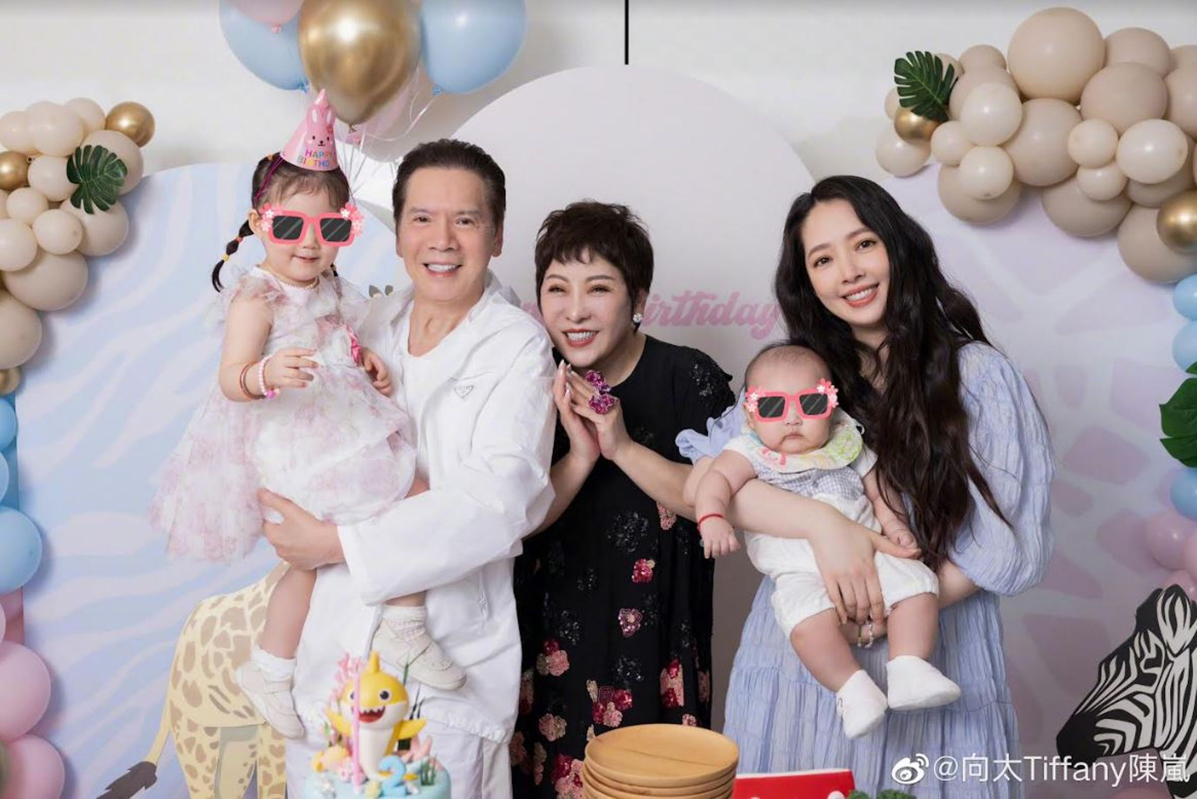 郭碧婷為向家生下一兒一女,地位穩固。(翻攝自向太微博)