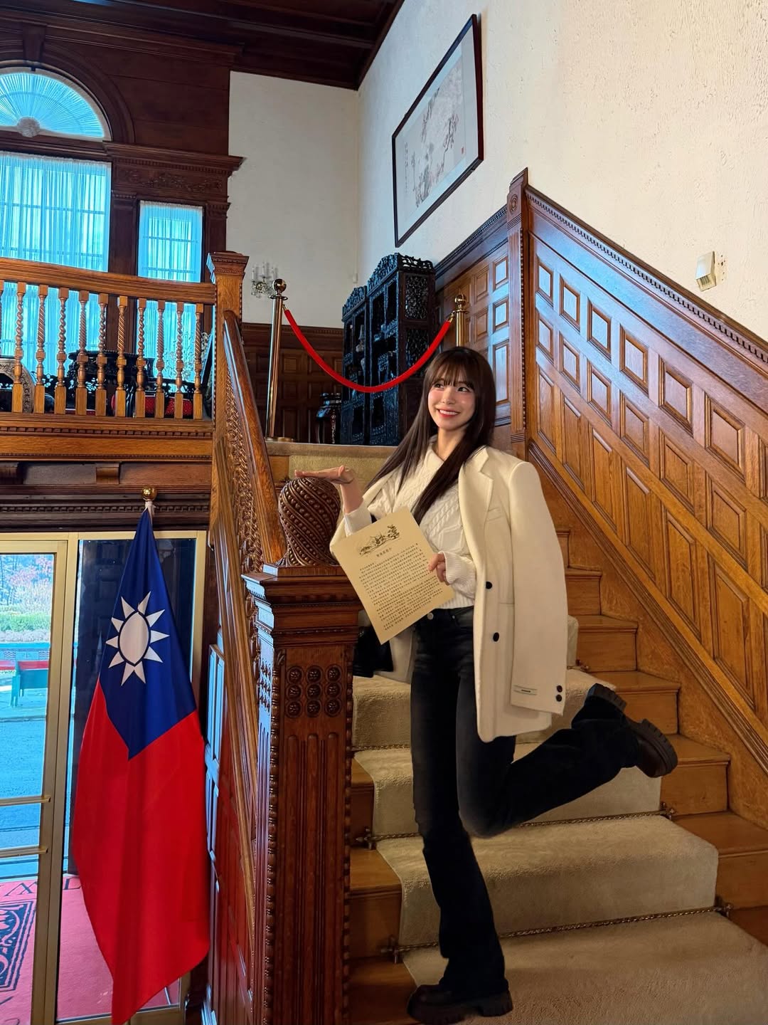 WBC開戰前夕，李多慧在IG發出和台灣國旗的合照。（翻攝自李多慧IG）
