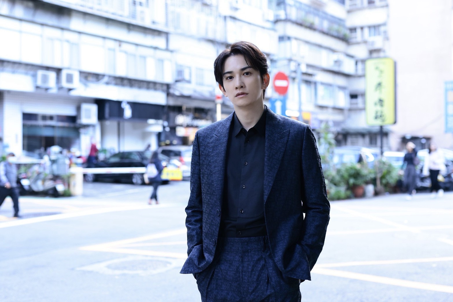 町田啓太在台北街頭拍照，非常自在。（LDH 愛夢悅 提供）