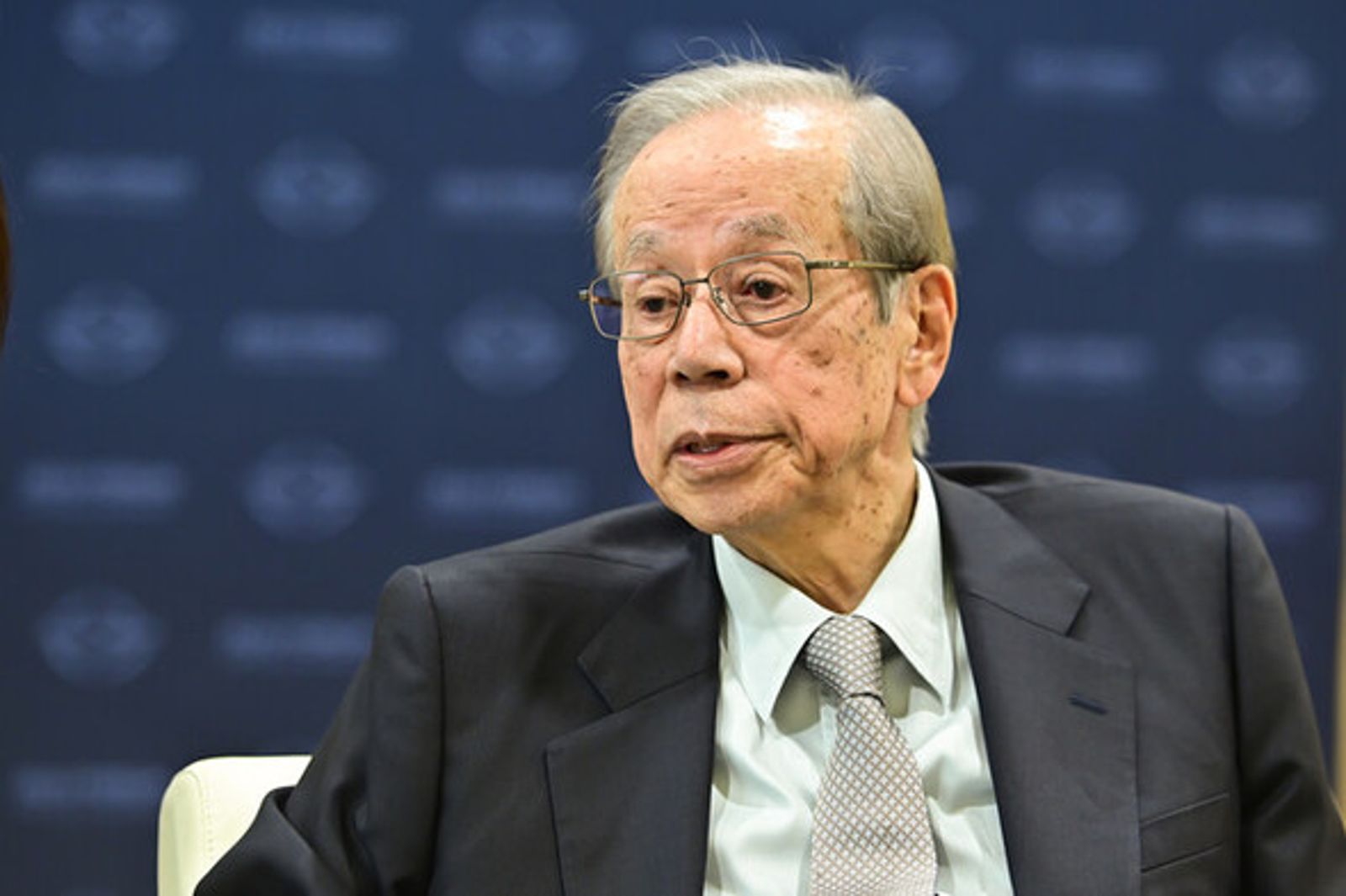 日本前首相福田康夫親中「子承父業」,也因此踩過台灣一腳。(翻攝自濟州論壇事務局)