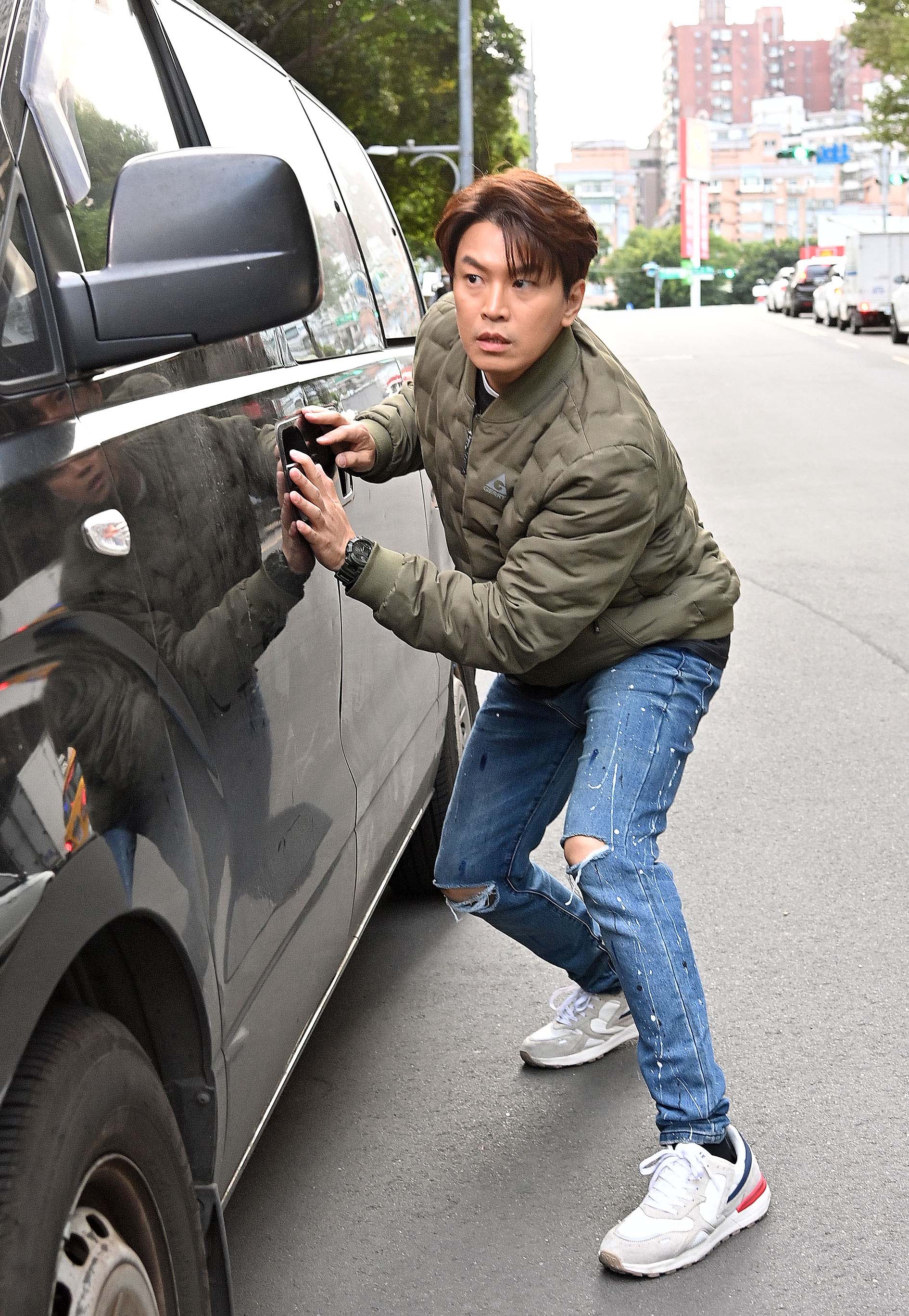 蕭景鴻笑說自己用一顆真心來救人。（台視提供）