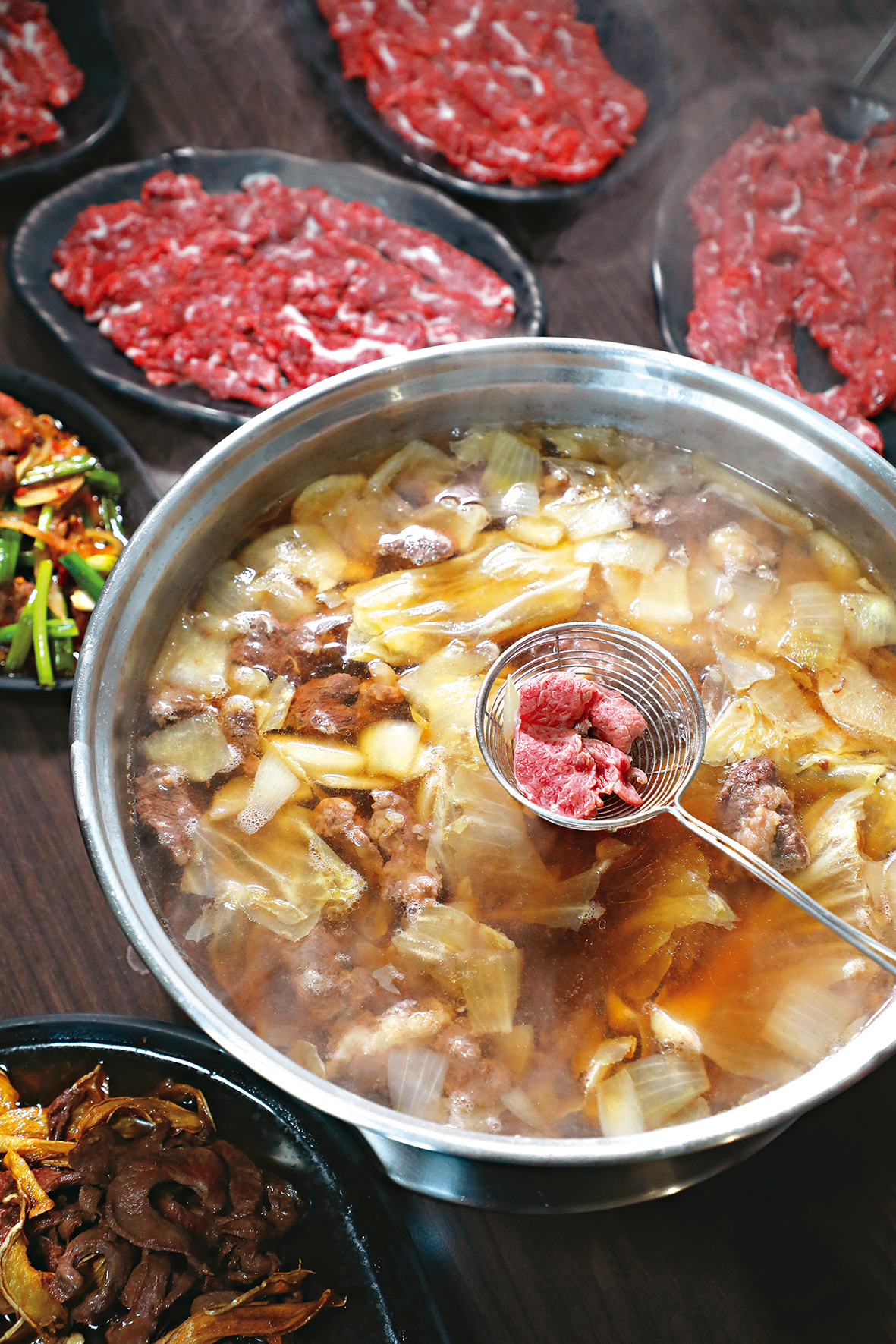 湖東用蔬菜、牛骨和半筋半肉鍋底肉熬湯,無論涮扇子肉、獅頭心、肚子肉與排骨肉,都鮮甜美味。(鍋底100元/鍋)