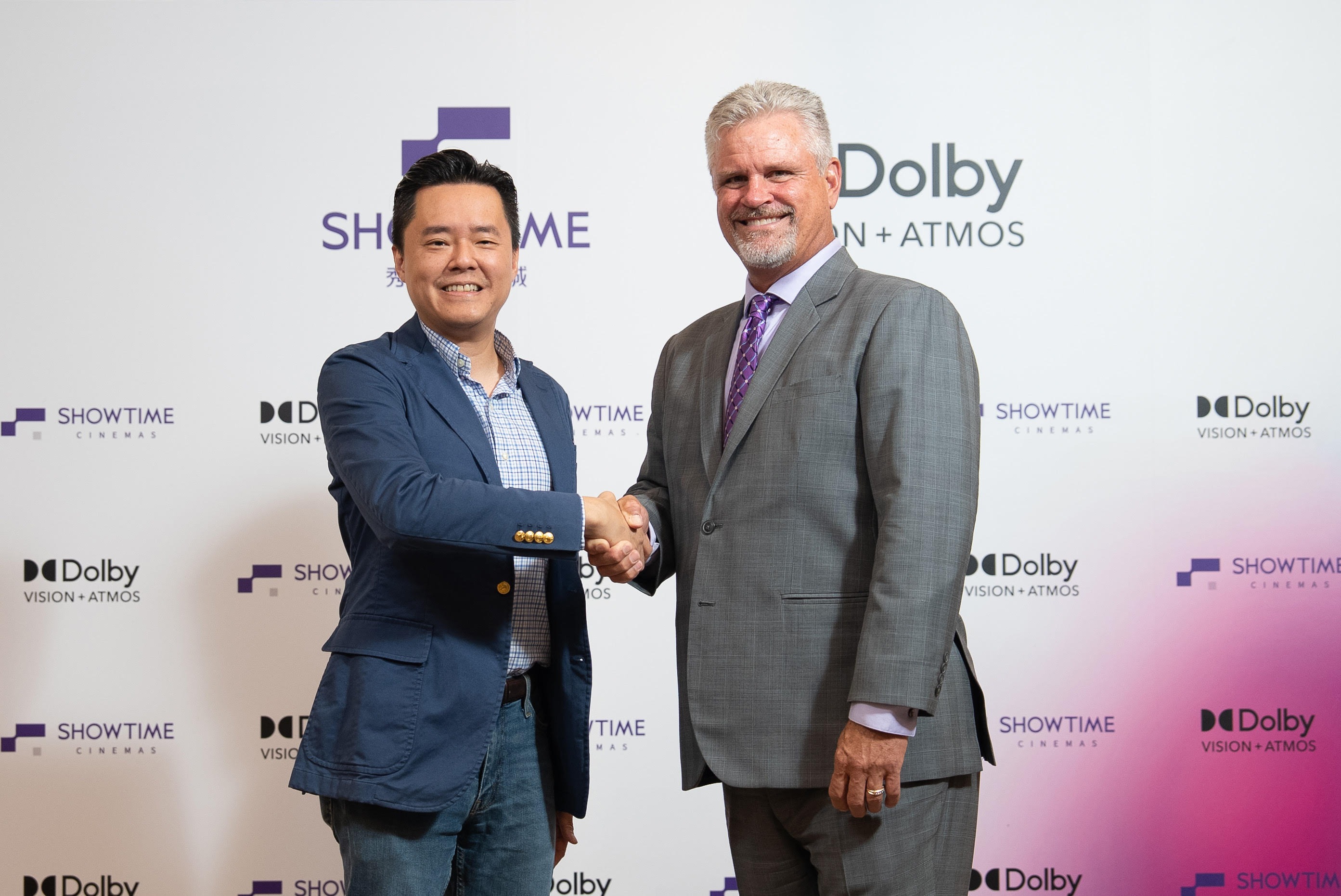 秀泰影城董事長廖偉銘（左）與杜比實驗室全球影院銷售副總裁Michael Archer（右）完成簽約儀式，創下台北大巨蛋影城據點的全新標竿。（秀泰影城提供）