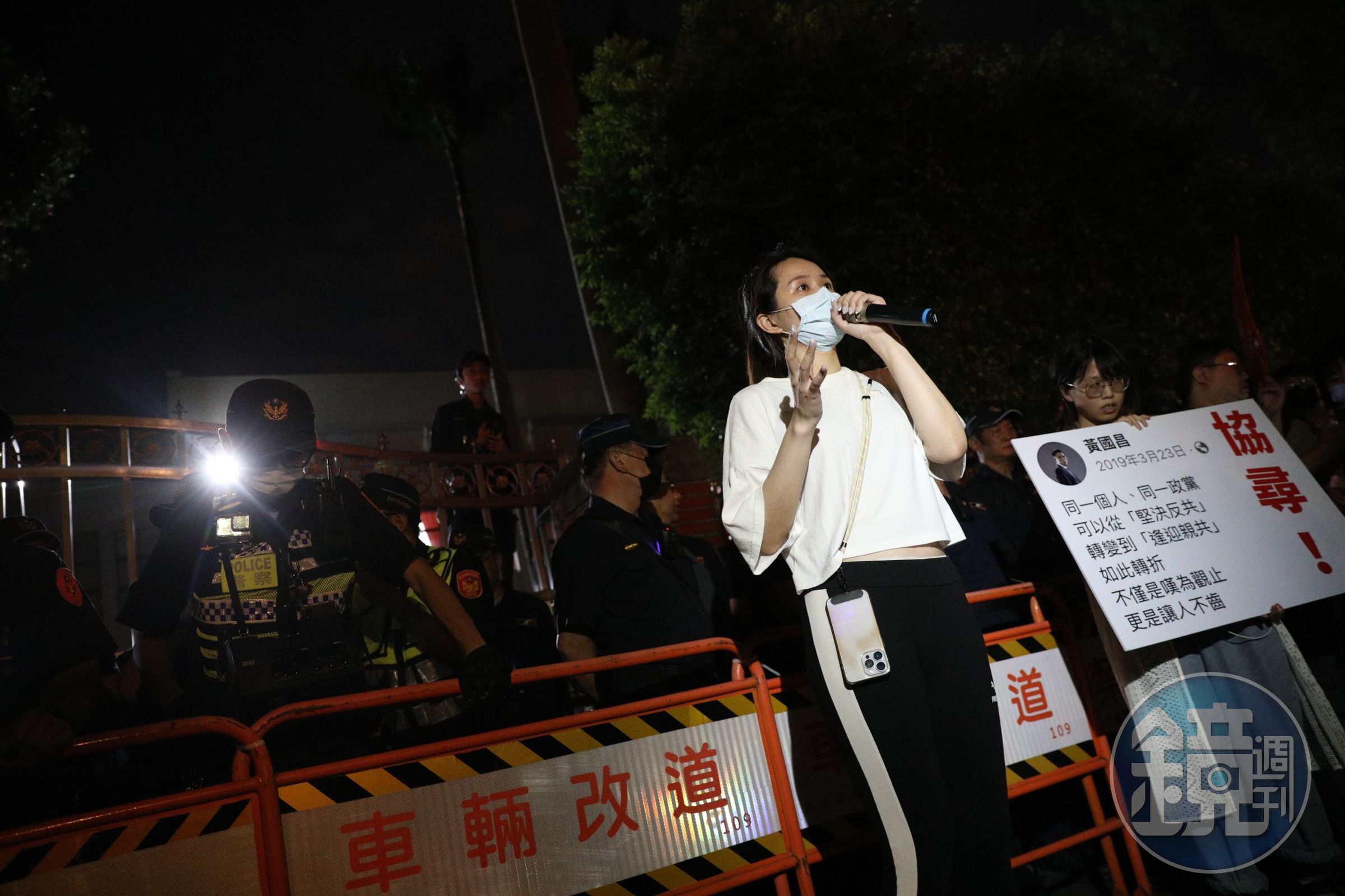 昨晚立法院大門外也聚集上百名民眾，抗議藍白推動黑箱法案。