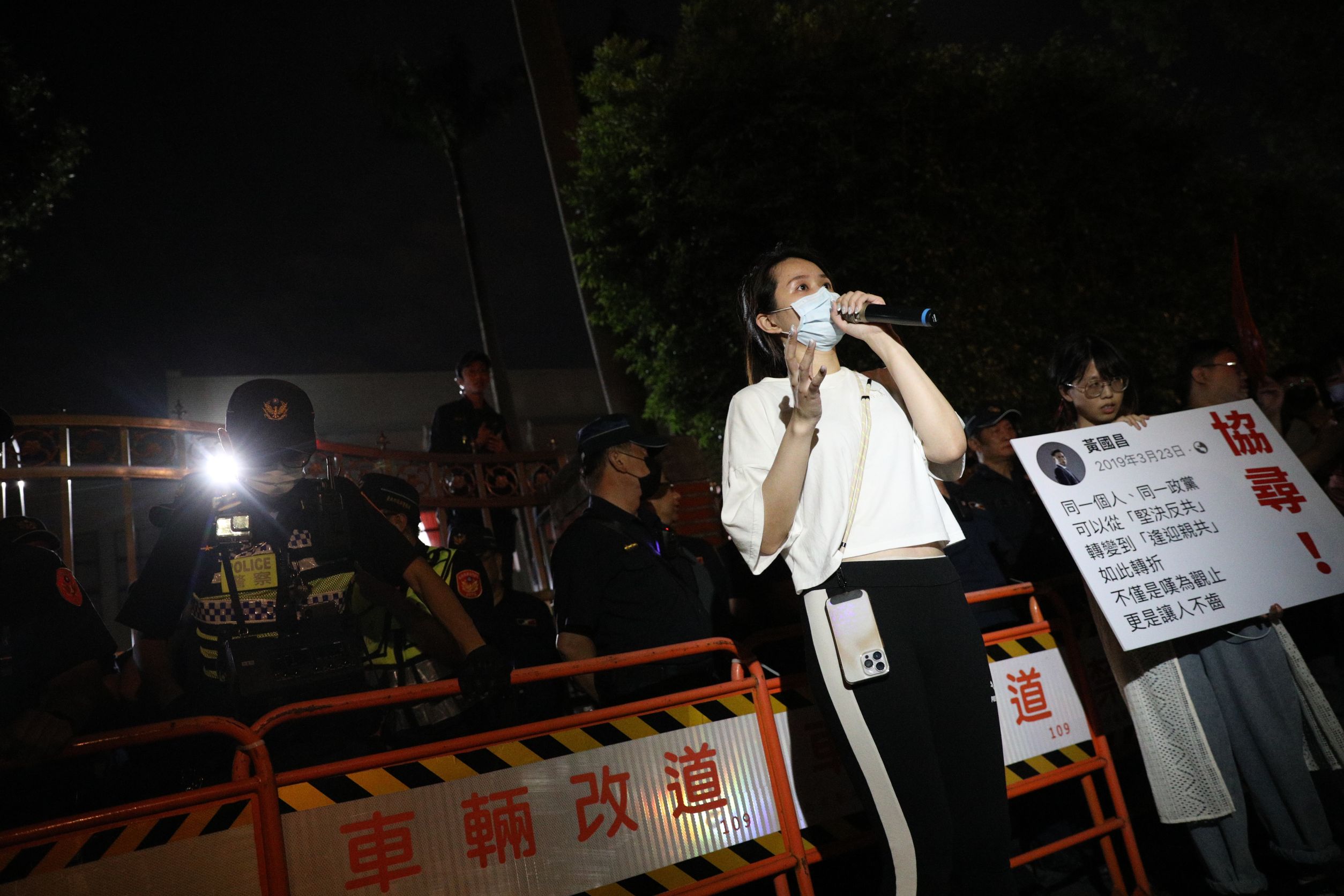 昨晚立法院大門外也聚集上百名民眾,抗議藍白推動黑箱法案。
