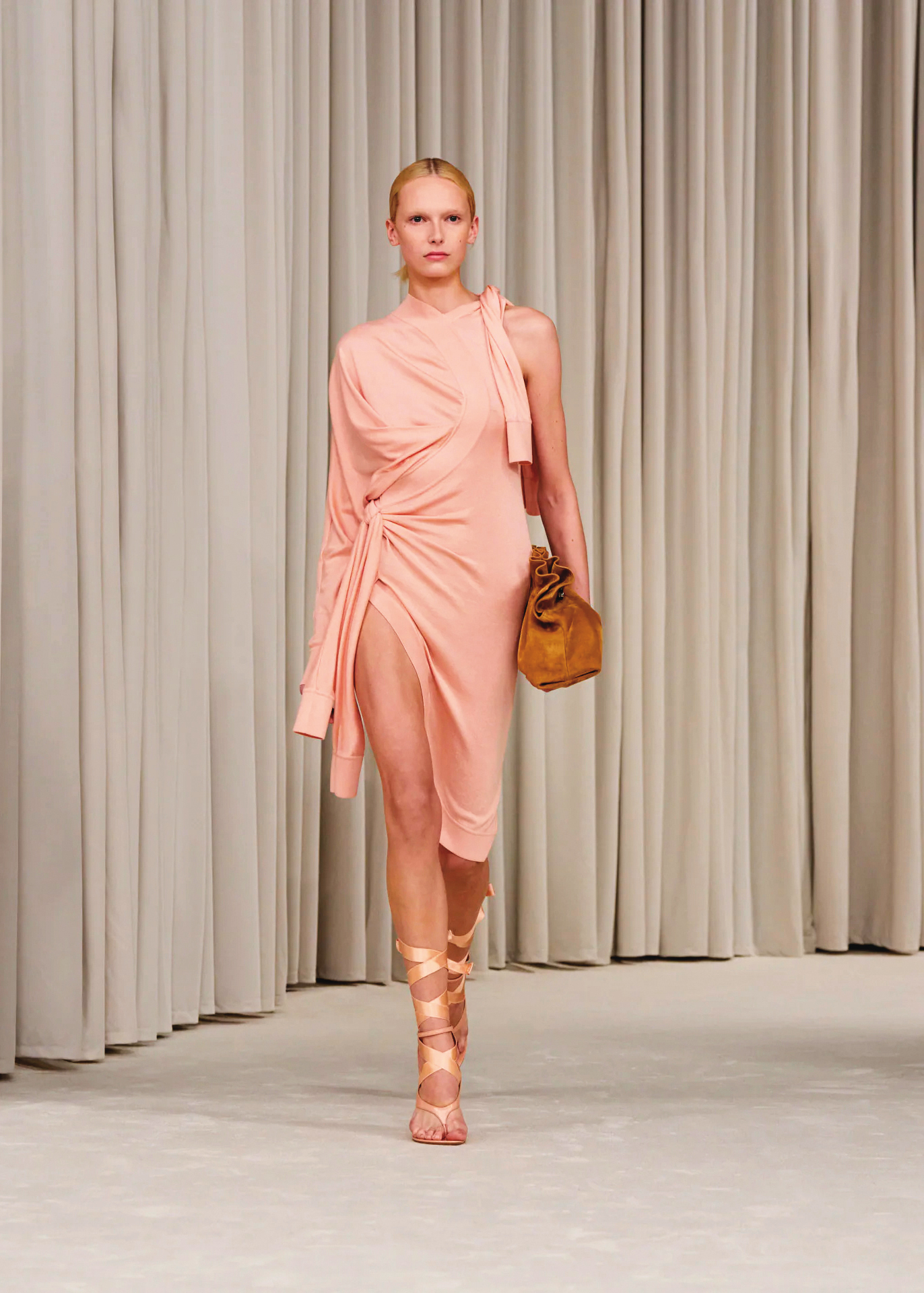 Ferragamo改良傳統舞鞋樣貌,多了時髦摩登氣息。(翻攝自Ferragamo官網)