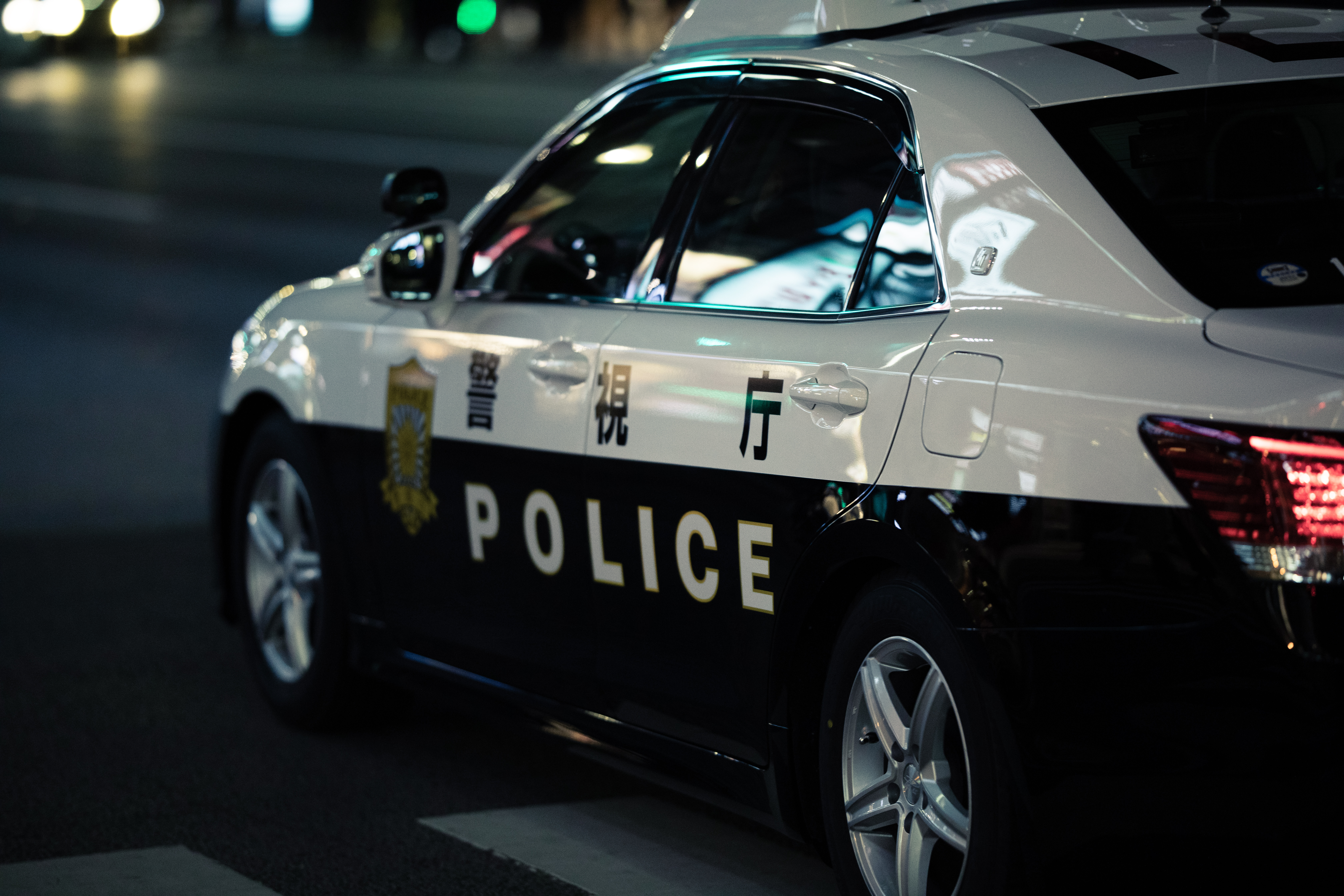 婦人與警方聯手展開「誘捕行動」,假意答應詐騙集團的要求,與對方相約在中央區某店舖附近面交款項。示意圖(pakutaso提供)