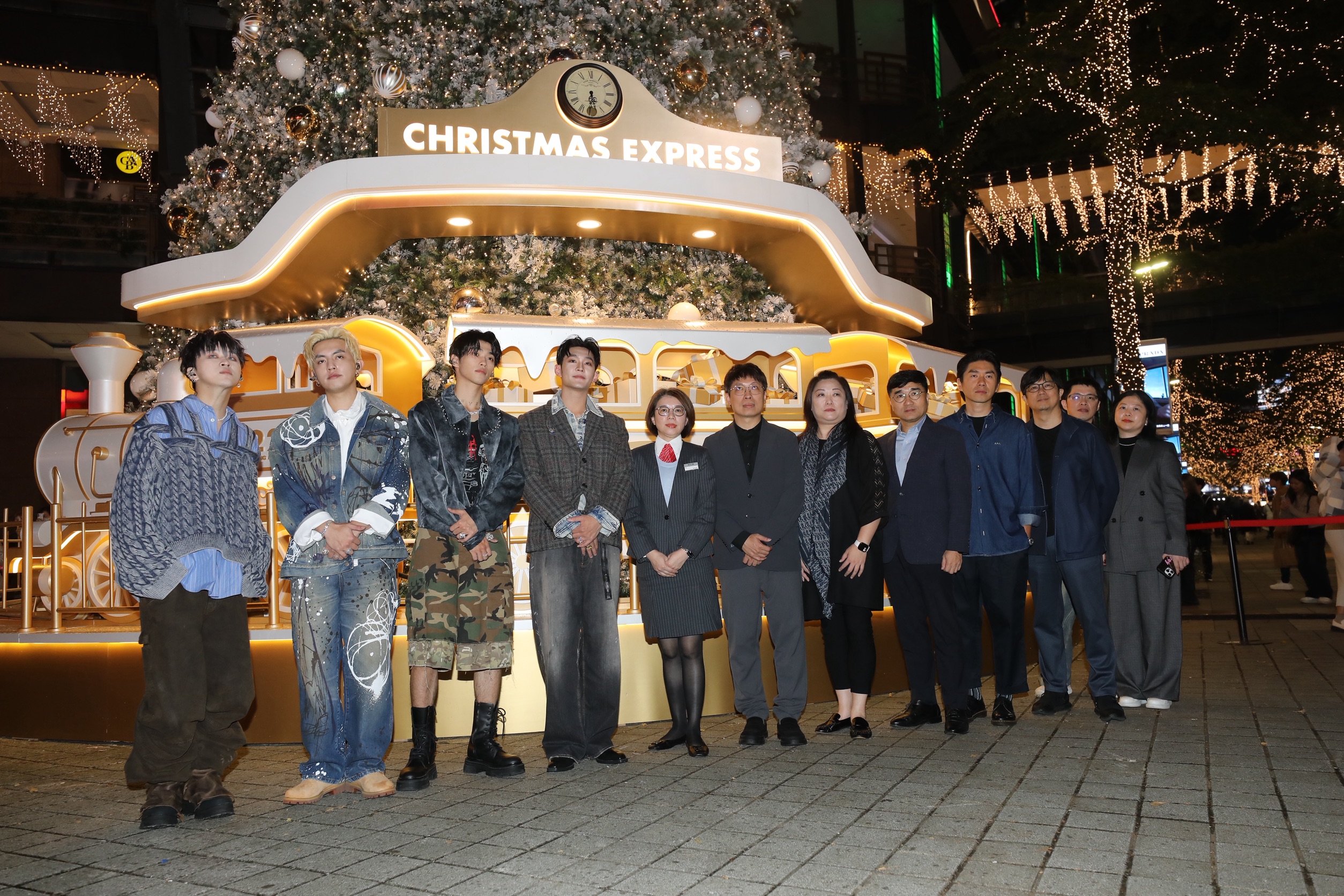 不僅看還要聽得舒服，今年台北信義新天地耶誕樹，特別請來「三金得主」侯志堅打造專屬音樂。