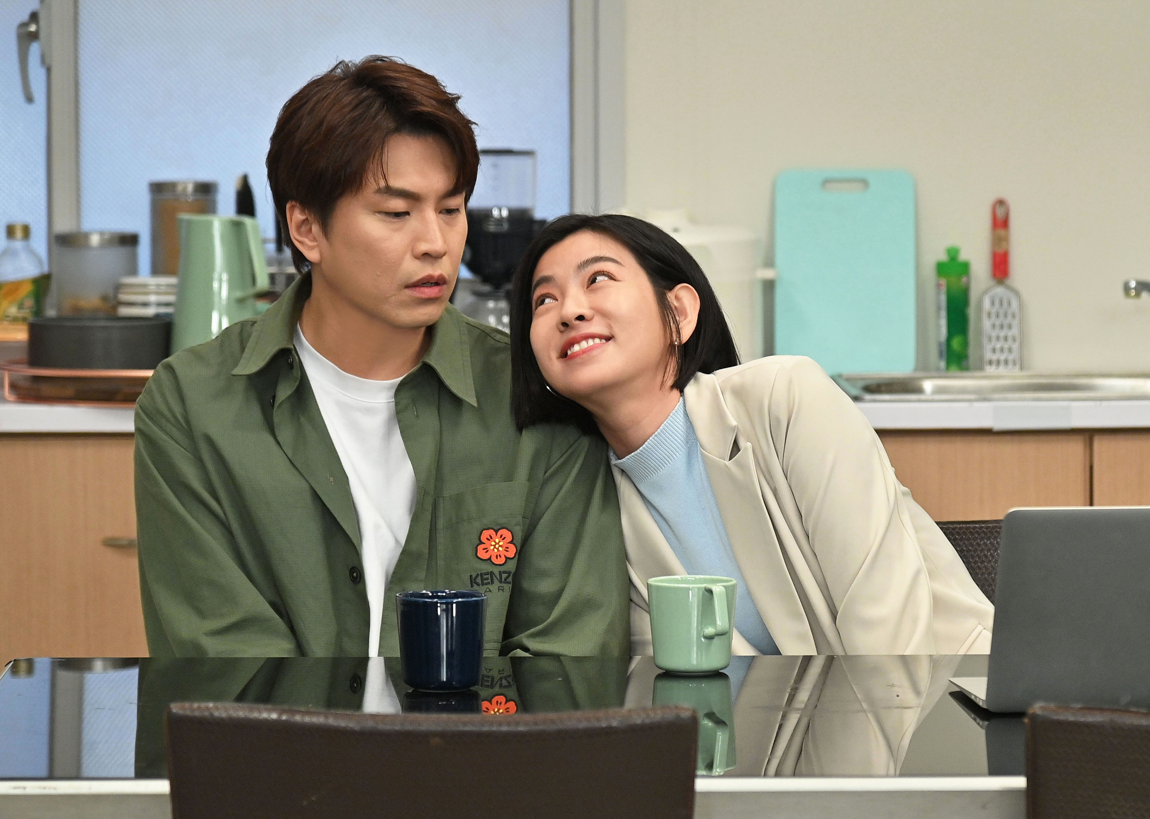 米可白（右）新角色性格很愛撒嬌，蕭景鴻（左）笑說像是跟兩個不同人演戲。（台視提供）