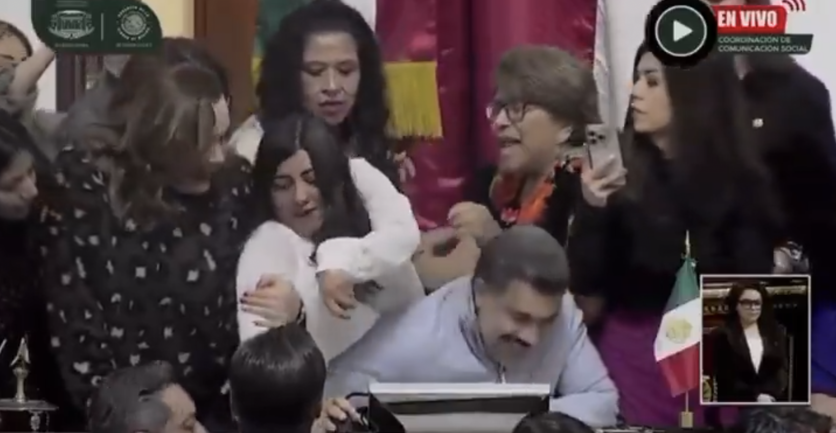 墨西哥市議會女議員為廢除透明監督機構爆發肢體衝突,推擠扯髮畫面在網路瘋傳。(翻攝自X@lopezdoriga)