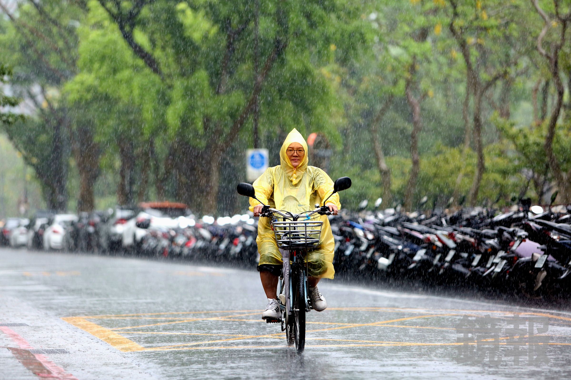 氣象署表示,對流雲系發威,2縣市大雷雨開炸。(鏡報姜永年攝)