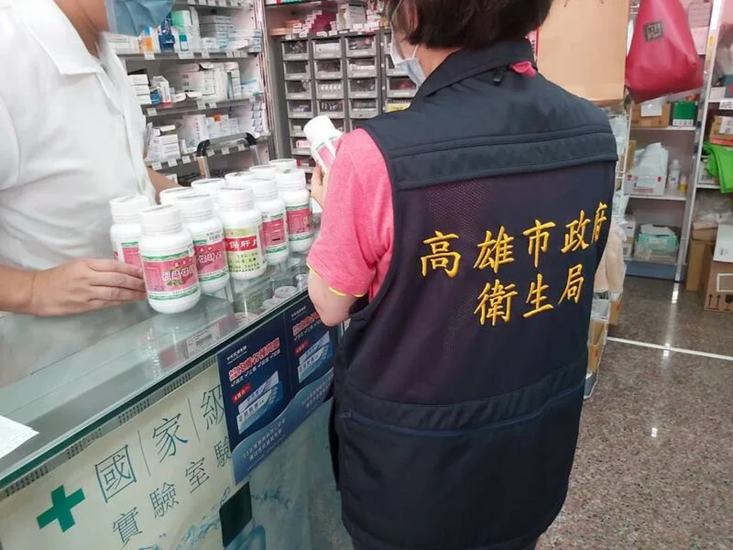 針對偽藥,高雄市衛生局日前獲報派員稽查轄內業者,確認是否將相關產品下架回收。(高雄市衛生局提供)