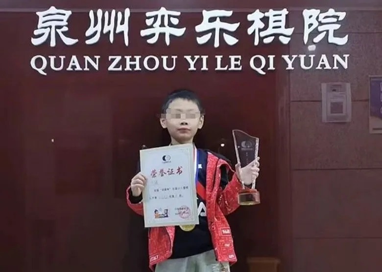 今年4月,朱宏鑫剛升上業餘6段,已是中國頂尖業餘少兒棋手之一。(翻攝畫面)