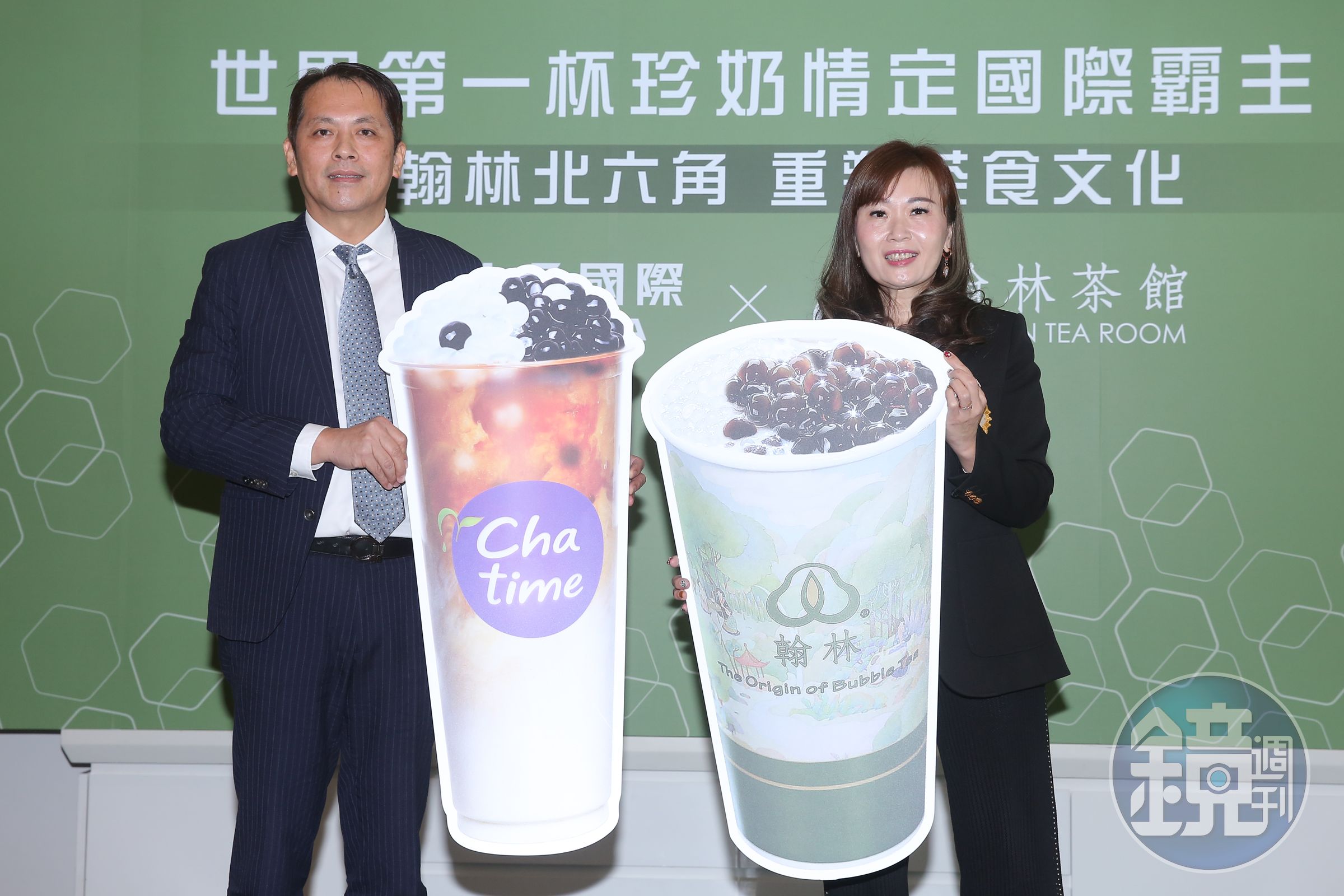 砸近3億併翰林茶館，六角國際董事長王耀輝（左）宣布再拓手搖茶飲版圖。