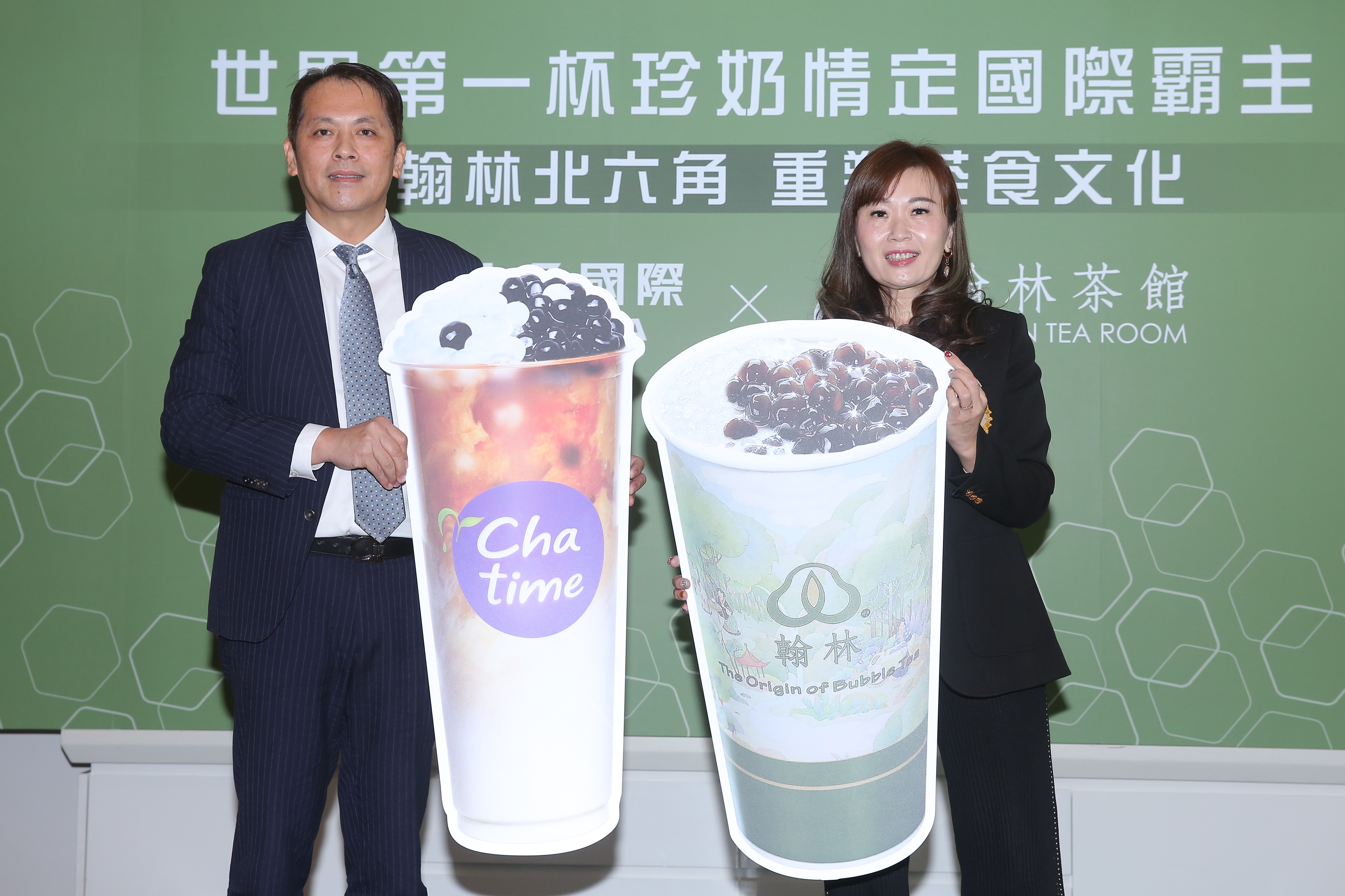 砸近3億併翰林茶館，六角國際董事長王耀輝（左）宣布再拓手搖茶飲版圖。