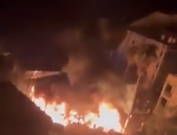 巴勒斯坦加薩市中心一間醫院17日晚間遭空襲，造成500多人死亡。（翻攝自X@WasimAk66327573）