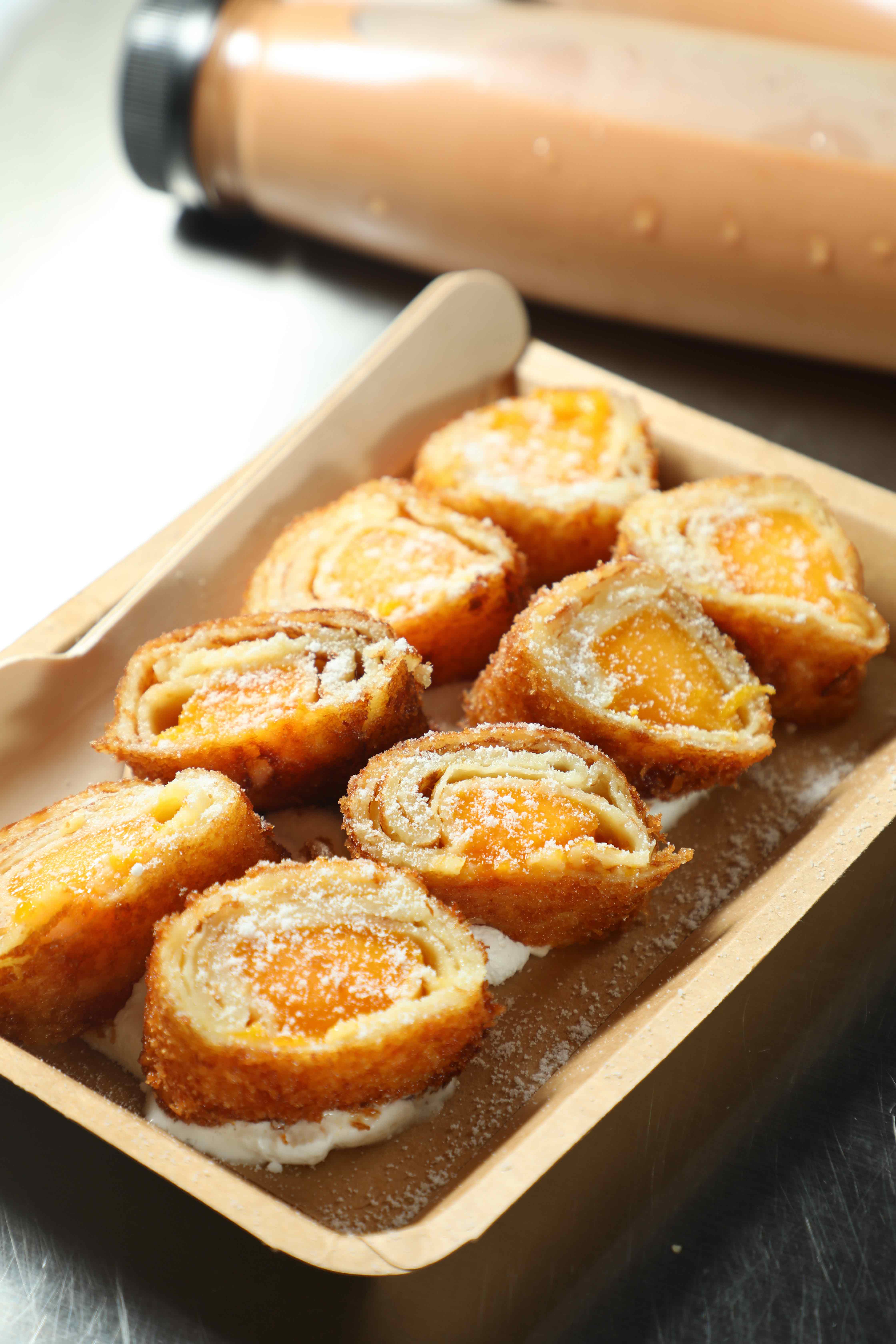 炸得酥香的「芒果一口脆」咬開後藏著冰涼芒果果肉,外熱內冰。(港幣39元/份,約NT$158)