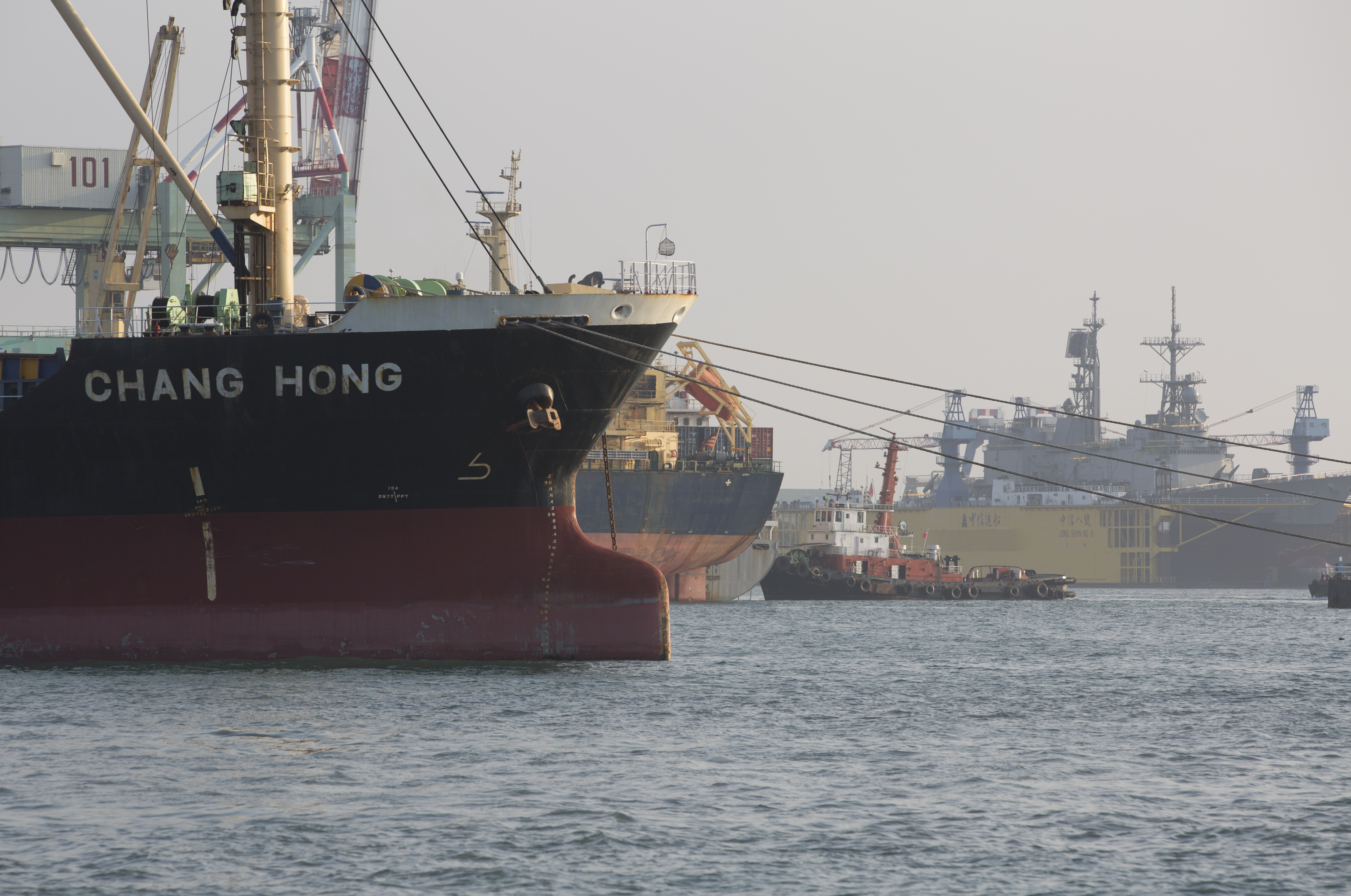 高雄一名引水人登船摔落重傷骨折，向公司求償一年的工作損失及醫。（示意圖，本刊資料照）