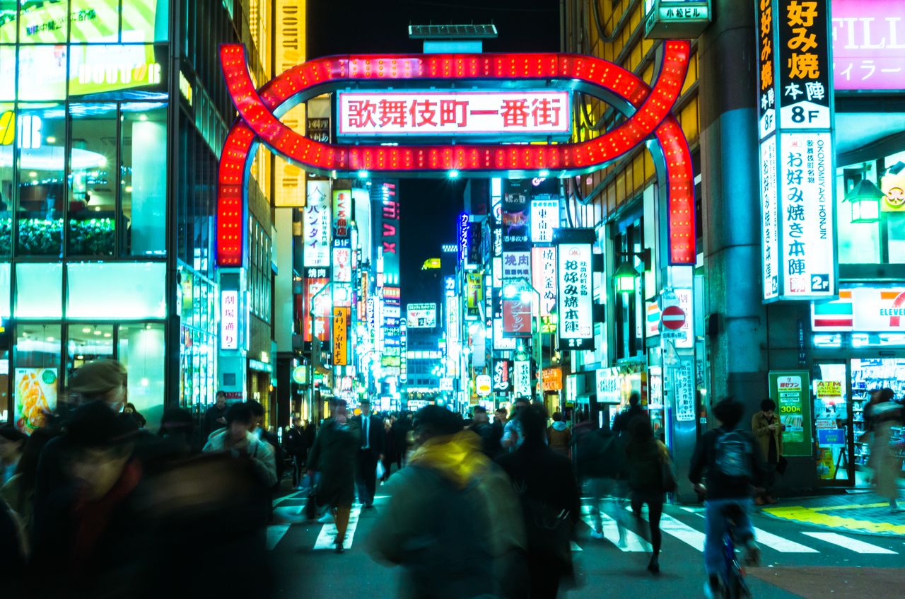 日本1名女網友發文分享，自己在新宿歌舞伎町被多名男子無端攔截，並要求交換包包的詭異行徑。（示意圖，Pexels）