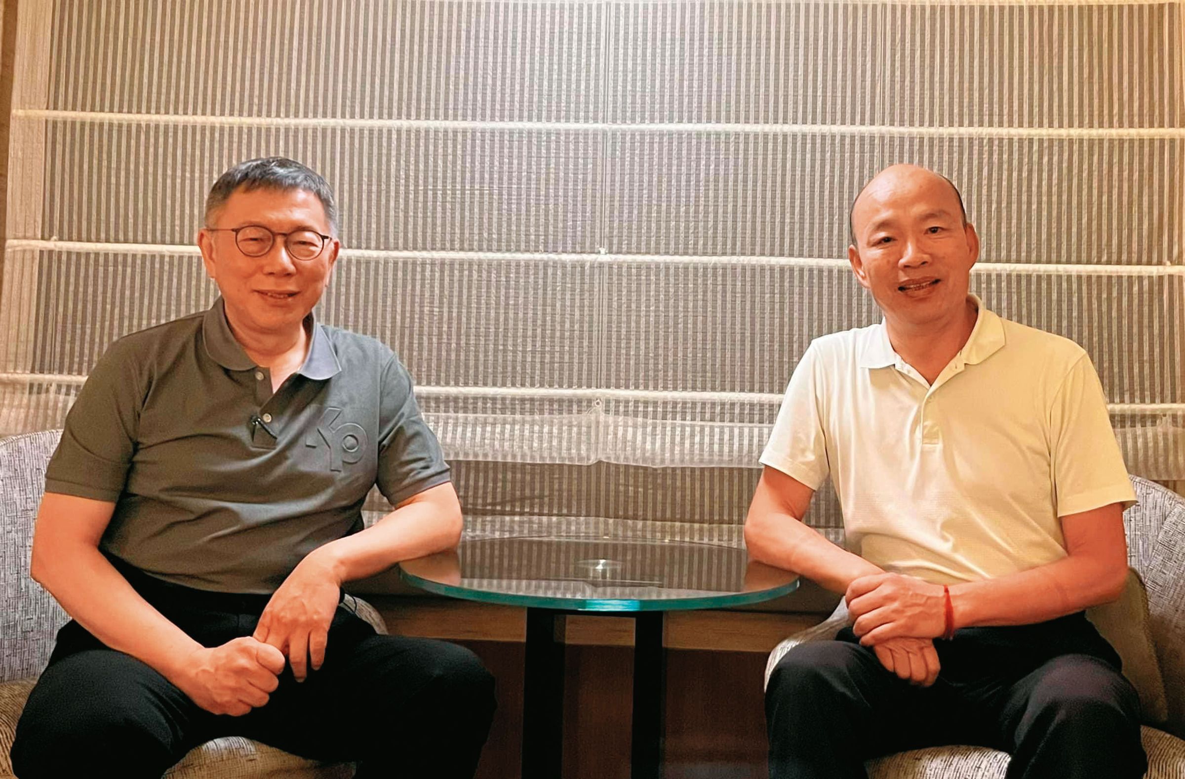 與柯文哲(左)友好的韓國瑜(右),9日晚間在臉書PO出2人會面照片,呼籲藍白整合及政黨輪替,才能撐起人民的期待。(翻攝韓國瑜臉書)