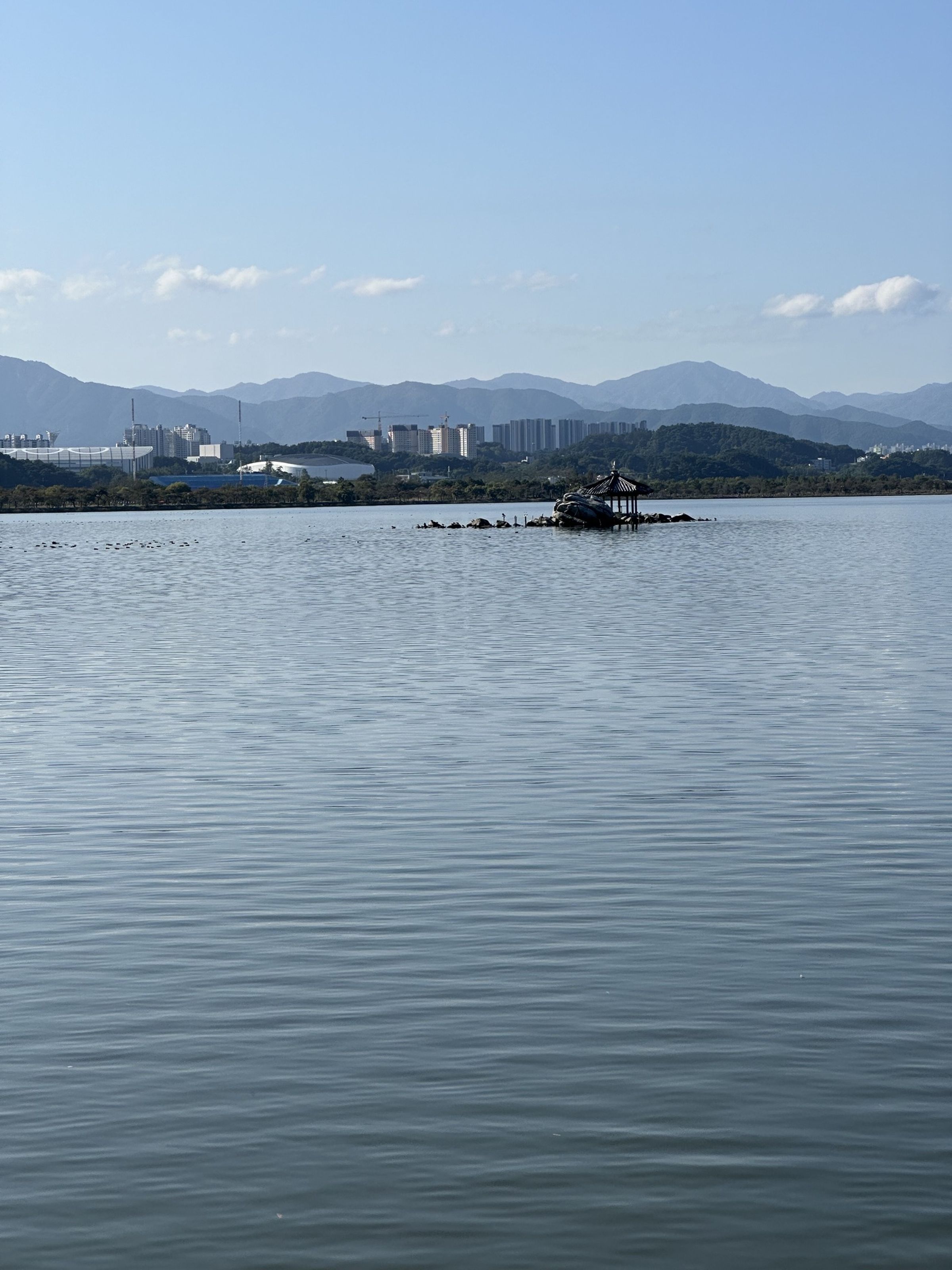 清晨的鏡浦湖幽靜美好。
