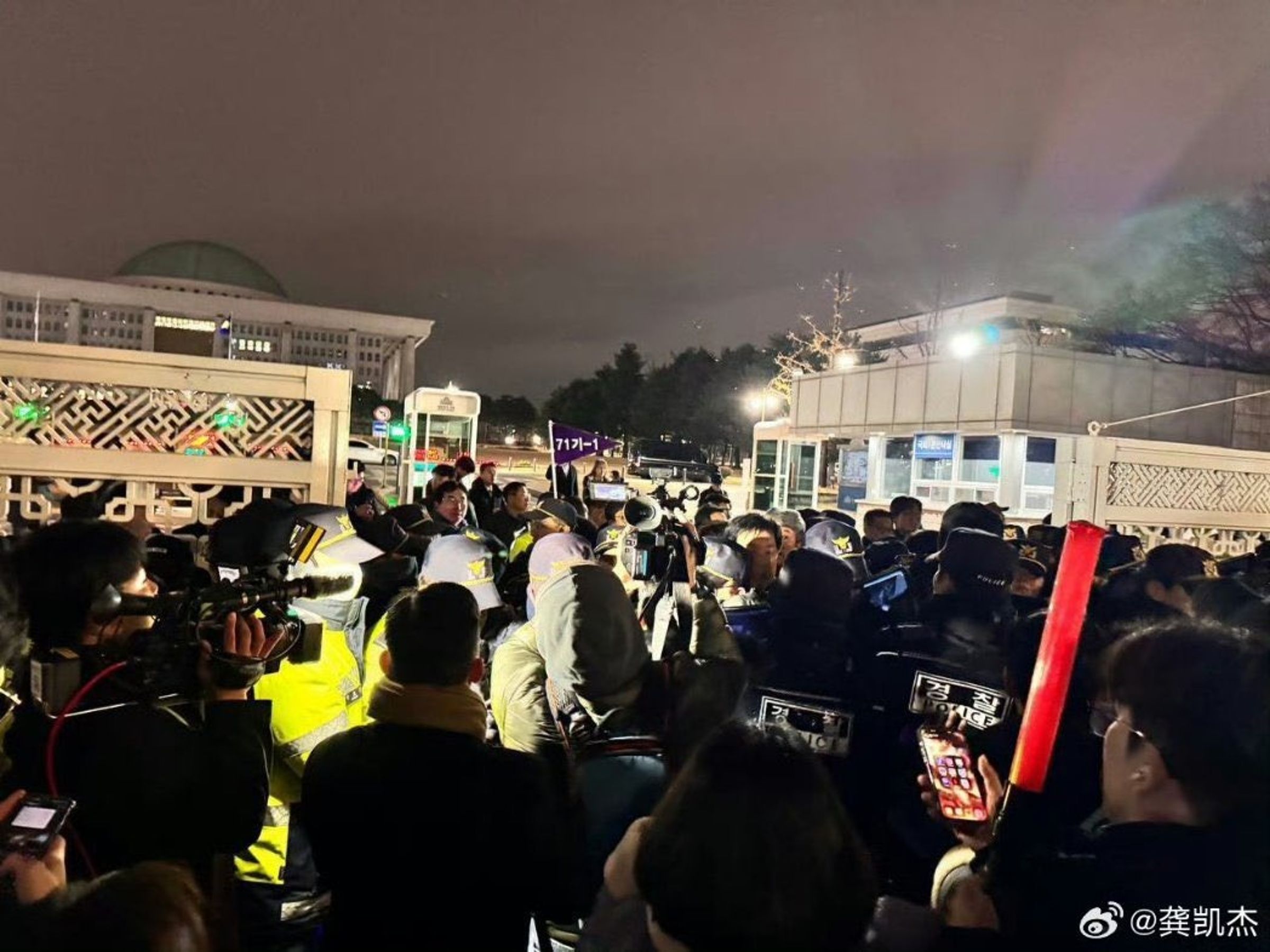 南韓總統尹錫悅3日晚間宣布戒嚴,引發當地民眾情緒緊張。(翻攝自微博)