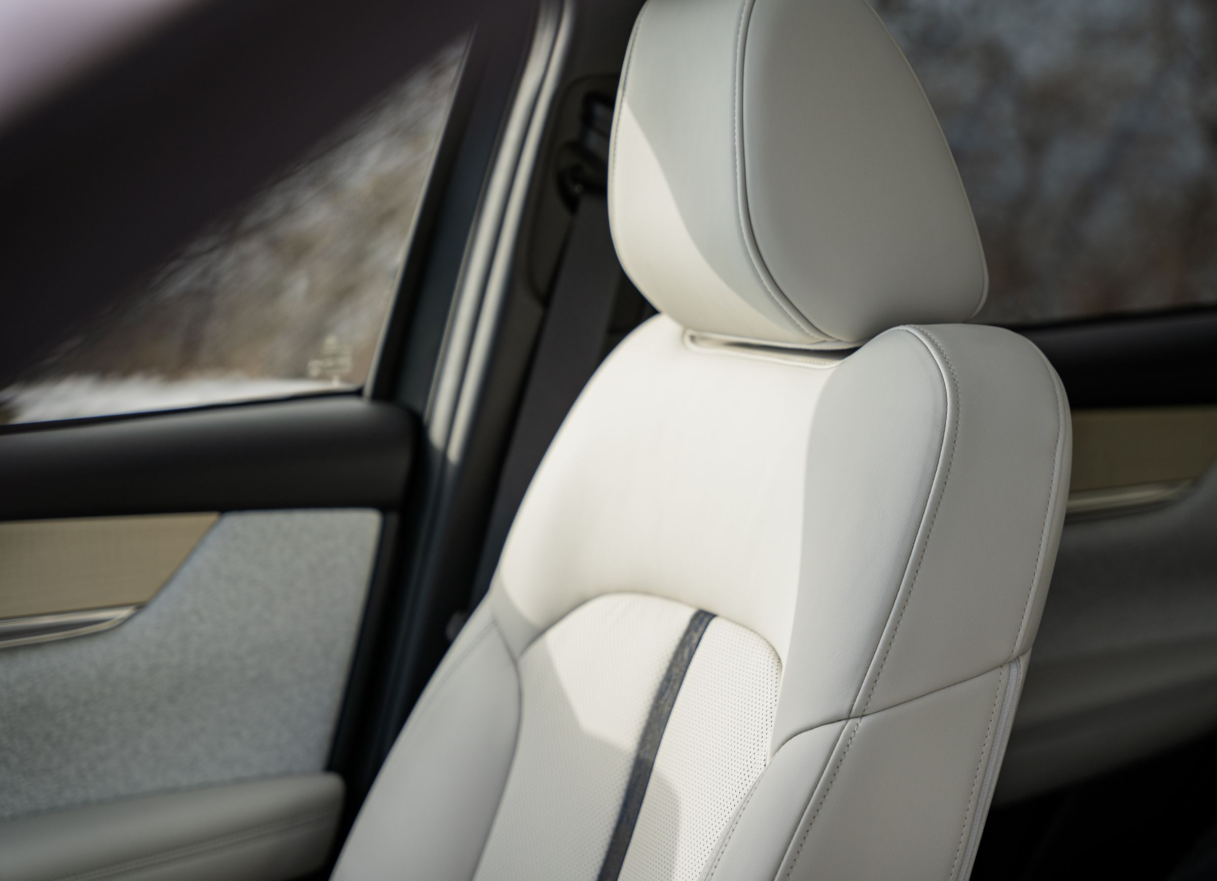CX-60主力車型 25S AWD Exclusive更升級為Nappa 真皮座椅及雙前座導流式通風功能。