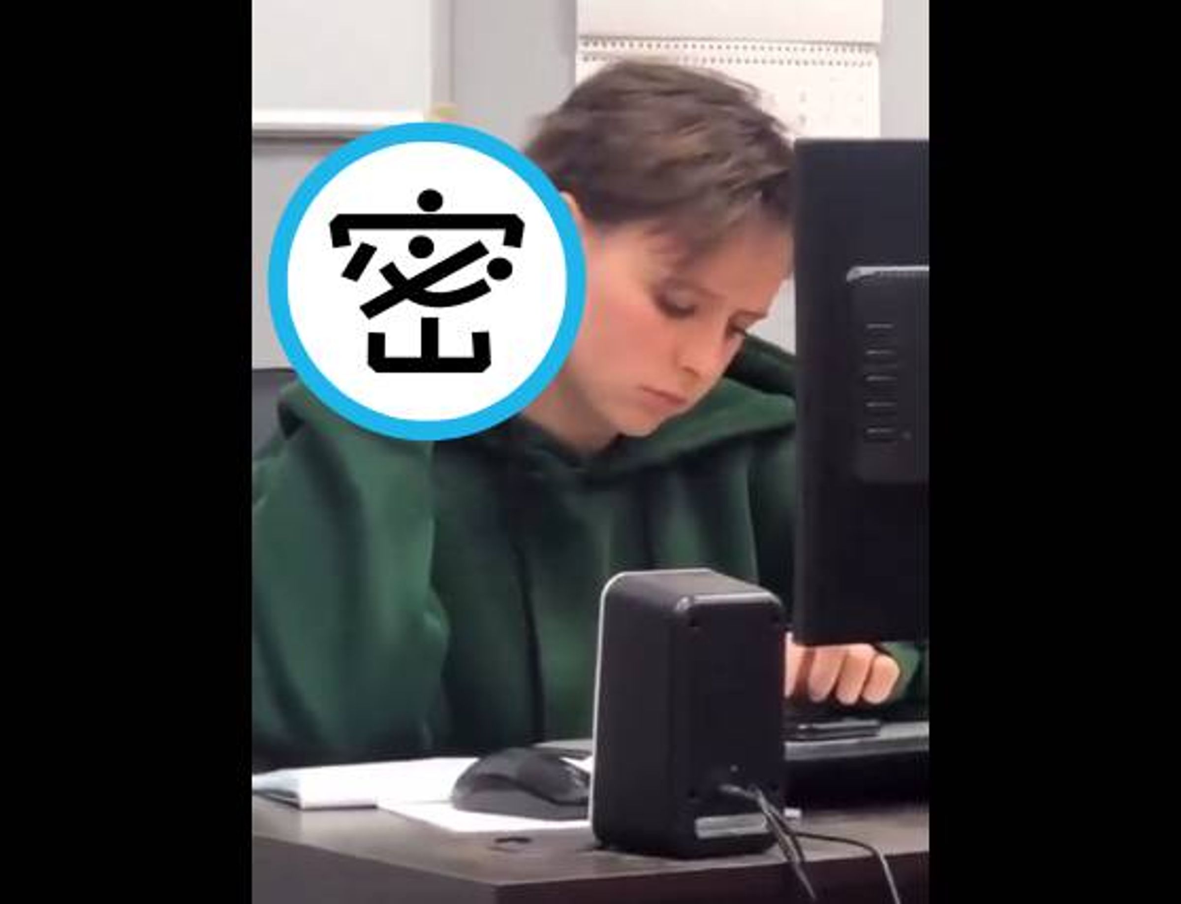 一名短髮正妹在辦公室,拿著紫色情趣按摩棒按摩肩頸。(翻攝X)