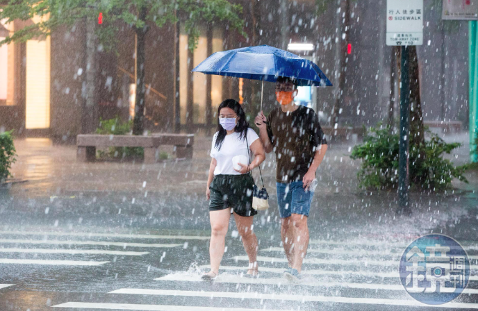 家事達人陳映如分享「塞紙乾鞋法」，簡單工具就能讓濕鞋隔天重獲乾爽。（示意圖，本刊資料照）