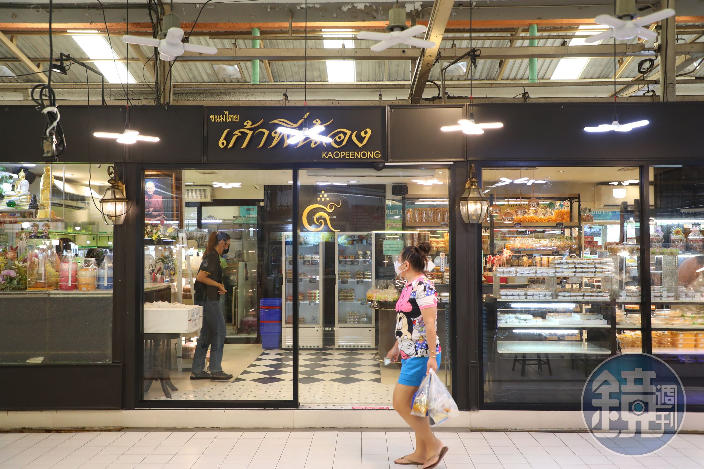 老字號泰式甜點店「KAOPEENONG」在市場裡開了獨立店，也是唯一有冷氣的地方。