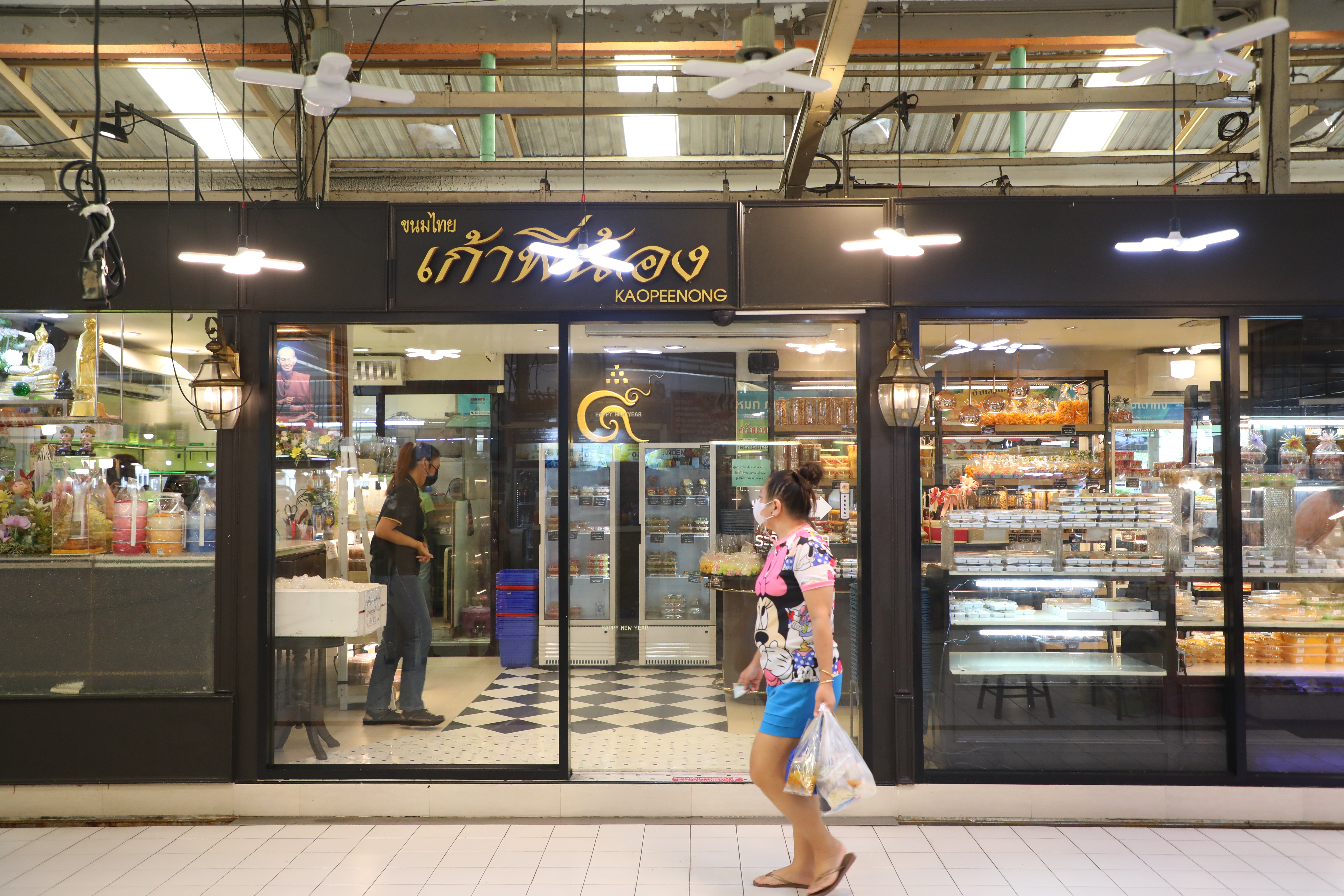 老字號泰式甜點店「KAOPEENONG」在市場裡開了獨立店,也是唯一有冷氣的地方。