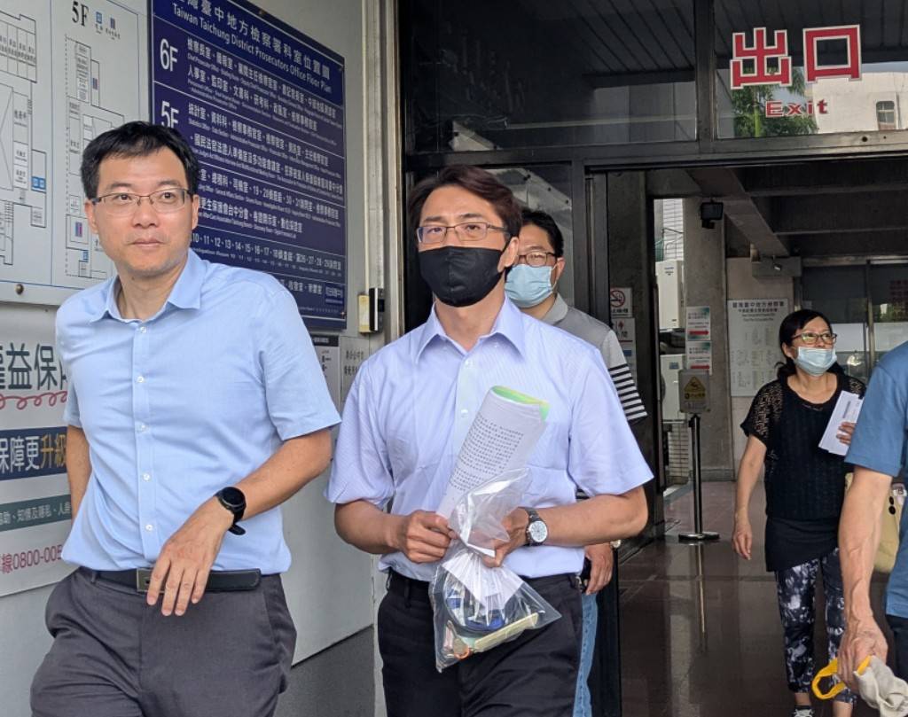 廠長陳明榮(右)、律師林羣期(左)從地檢署大門走出。(本刊資料室)
