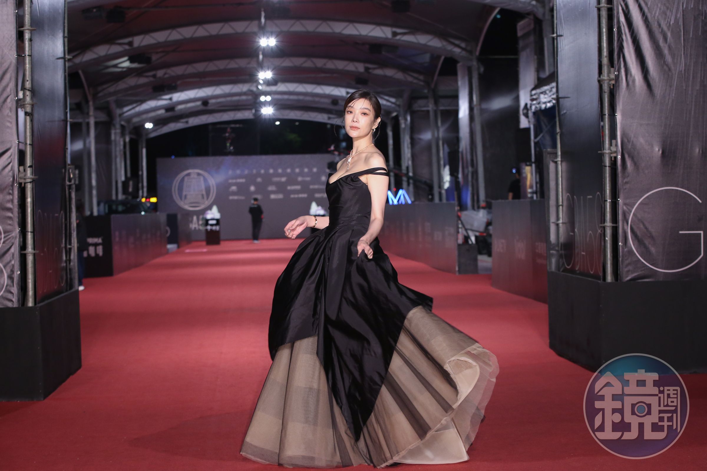 優秀組：蔡淑臻以《村裡來了個暴走女外科》角逐視后，她身著Vivienne Westwood雙層薄紗拼接蓬裙禮服亮相，鞋款則選擇Christian Louboutin Lipstrass Queen黑色緞面高跟鞋。