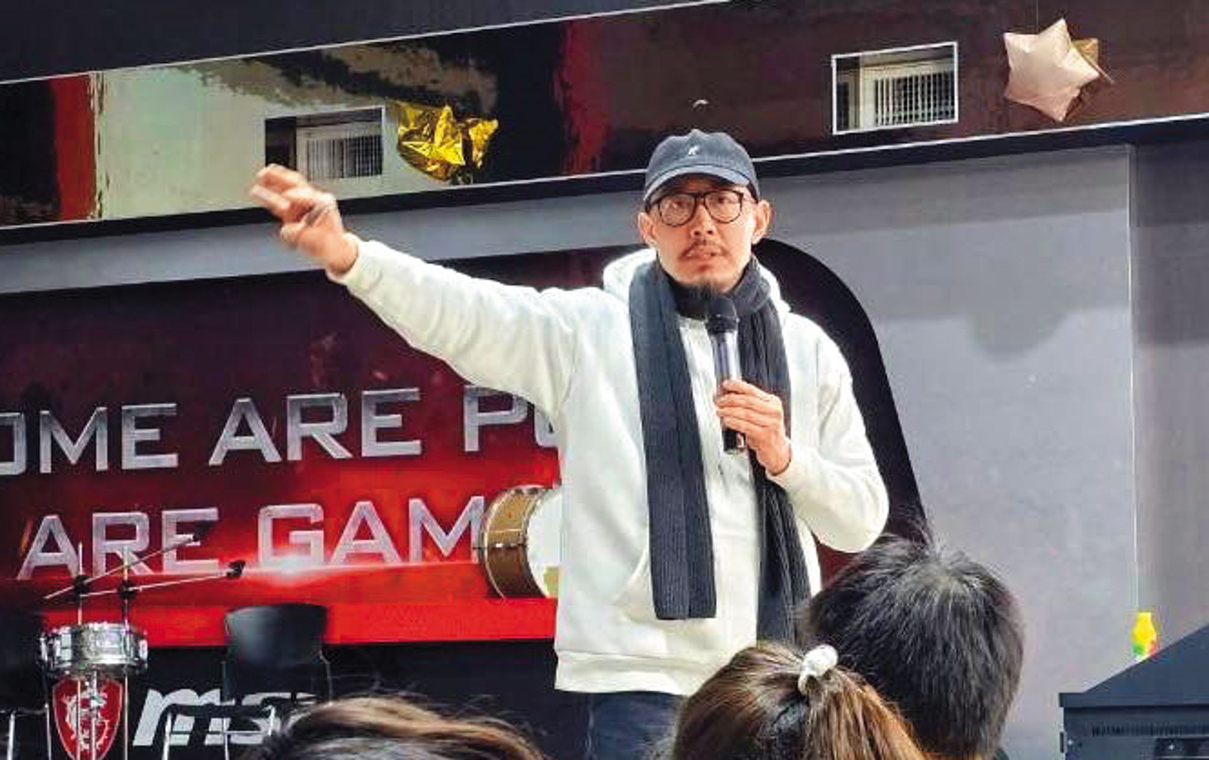 以援助土耳其難民發動募款的裘振宇(中)爭議不斷,他所屬的國際人道建築與教育協會再爆出涉包庇性侵犯主管、惡意解雇受害人。(翻攝台灣雷伊漢勒世界公民中心臉書)