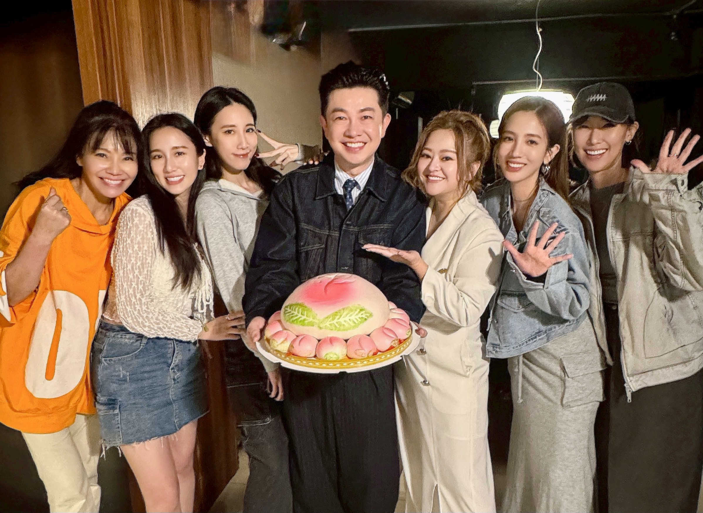 李明川昨在好友團聚下度過50歲生日。（產值娛樂）