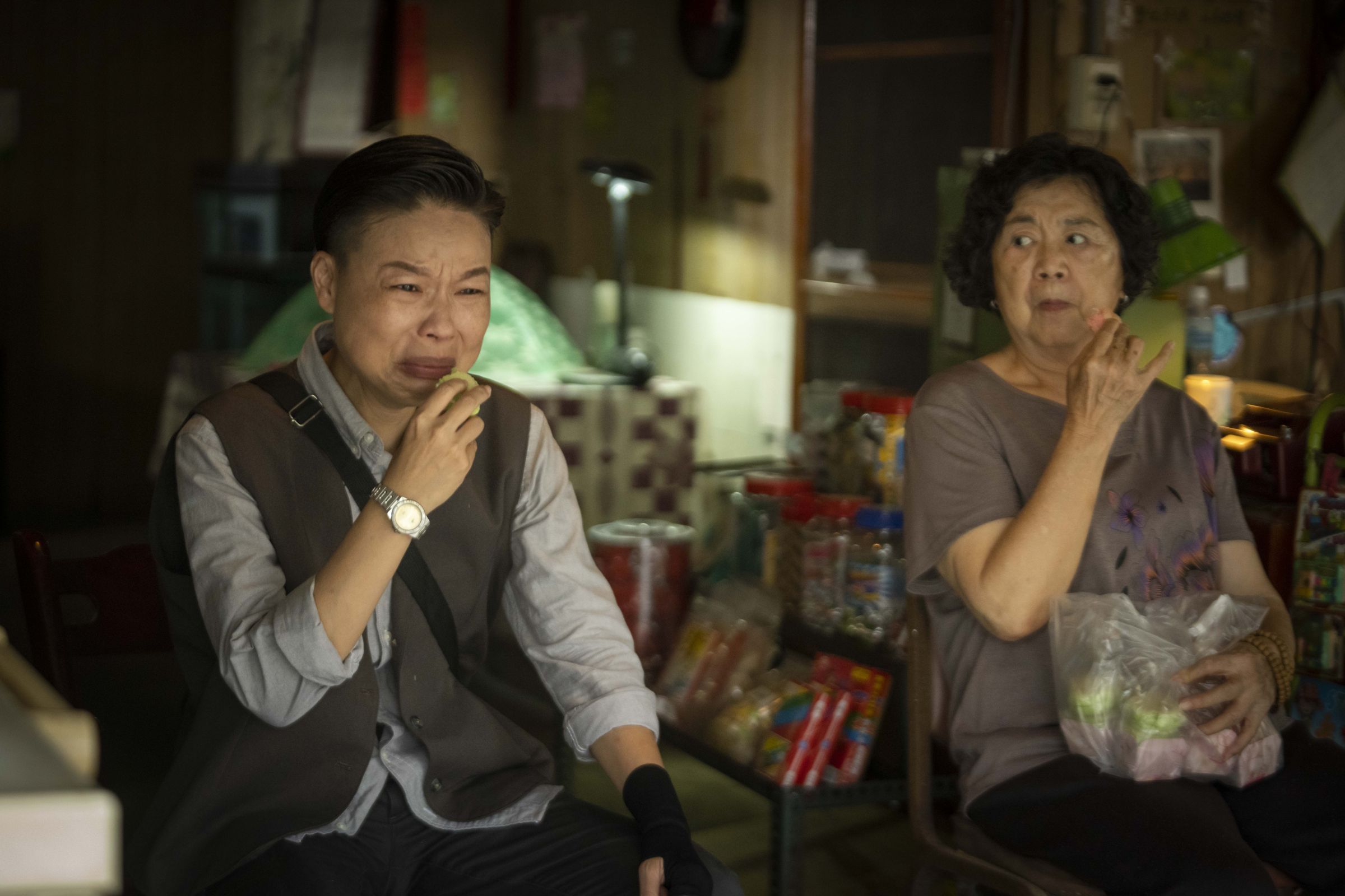 黃舒湄（左）及滿嬌姨（右）的母女和解戲，讓黃舒湄淚流不止。（圖／華視、LINE TV提供）