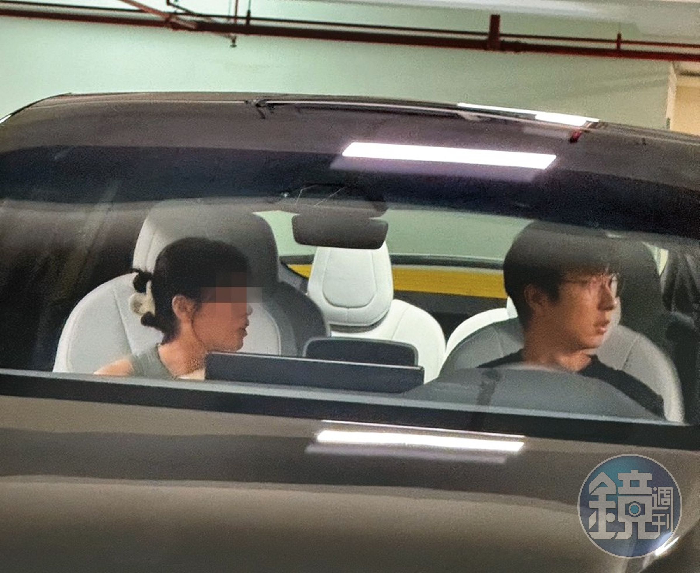 去年胡瓜買特斯拉送自己當生日禮物,不過最後車子都是兒子胡釋安(右)與女友(右)在用。